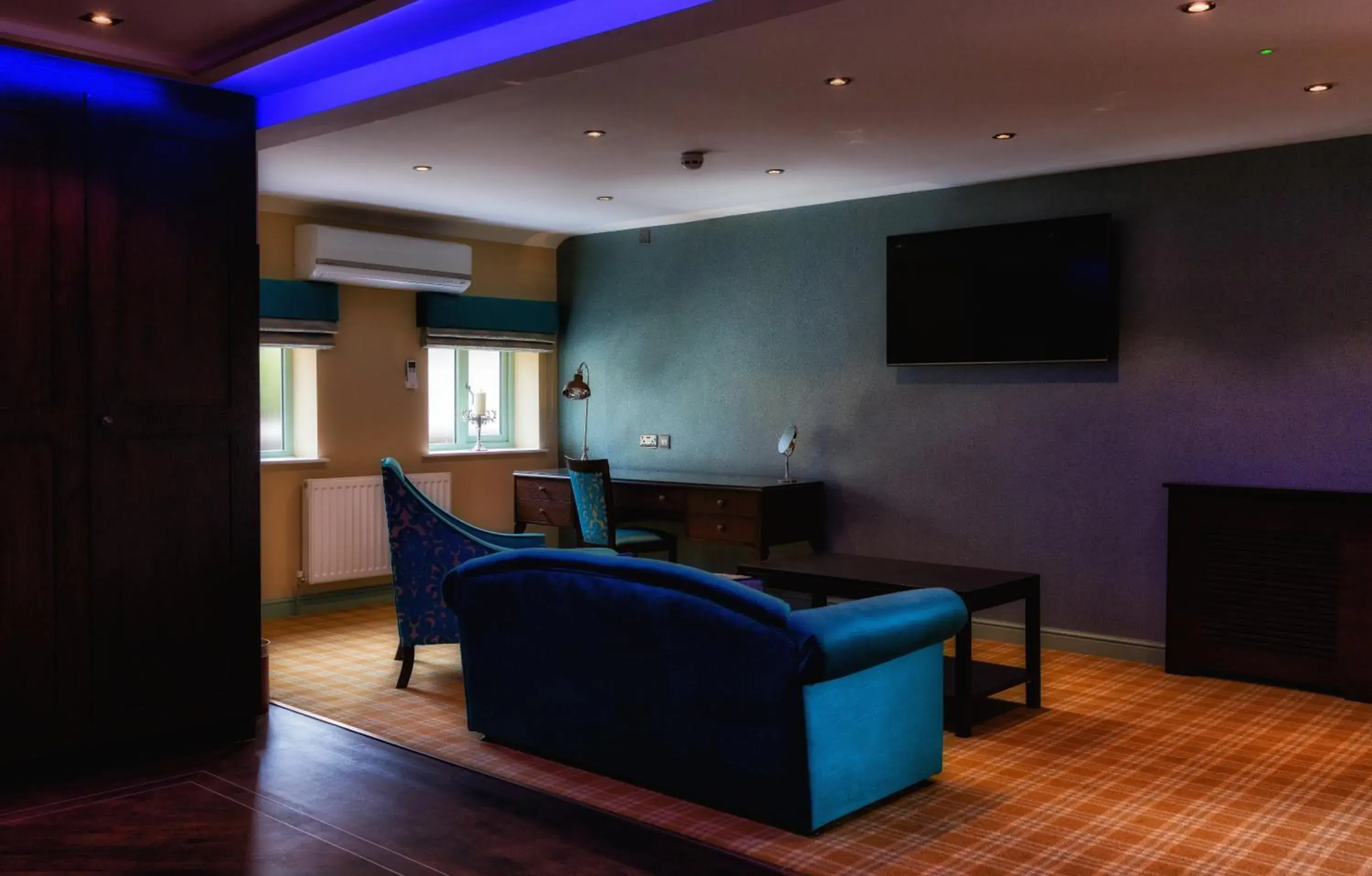 TV and multimedia, Seating Area in Rogerthorpe Manor Hotel