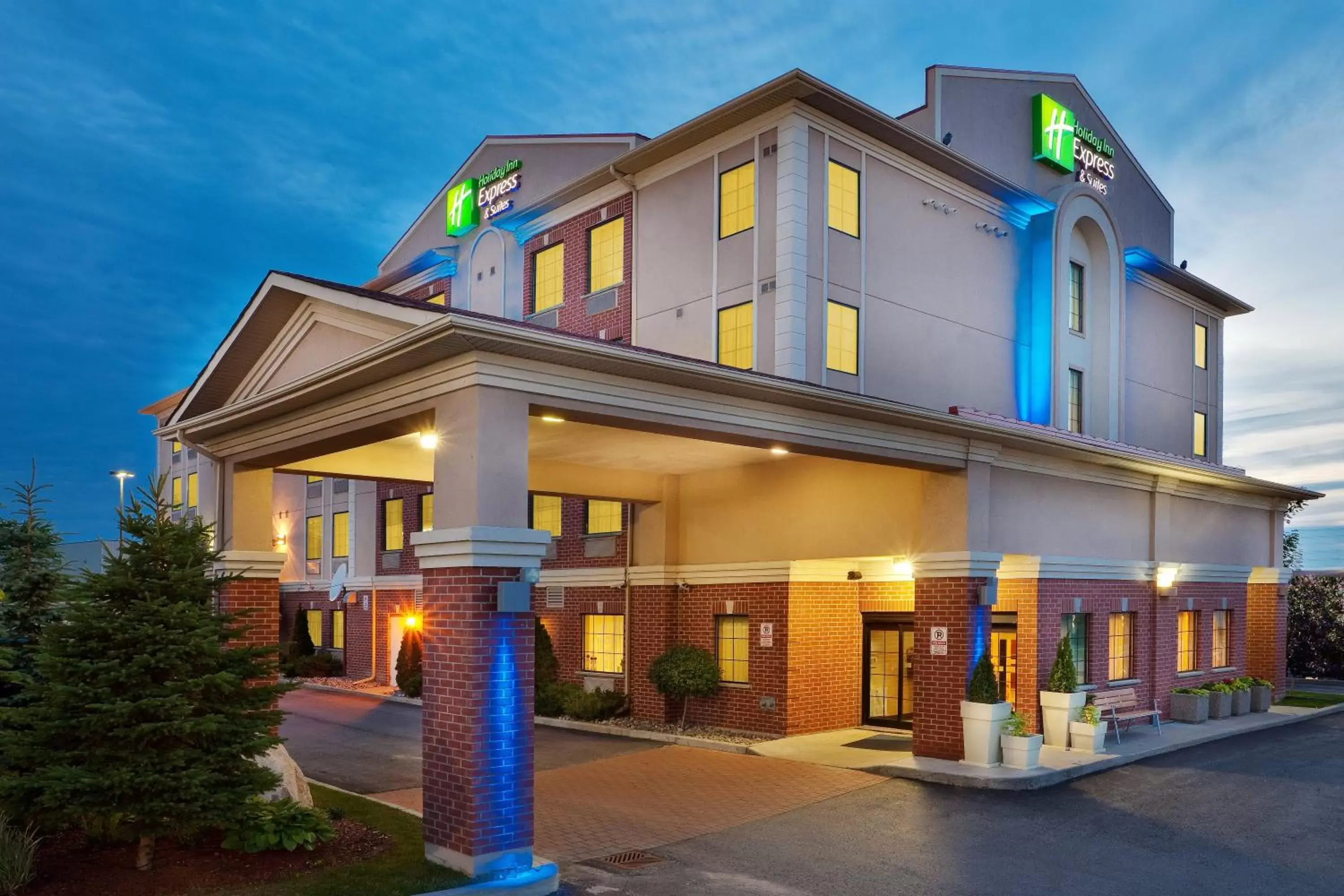 Property Building in Holiday Inn Express Hotel & Suites Barrie, an IHG Hotel