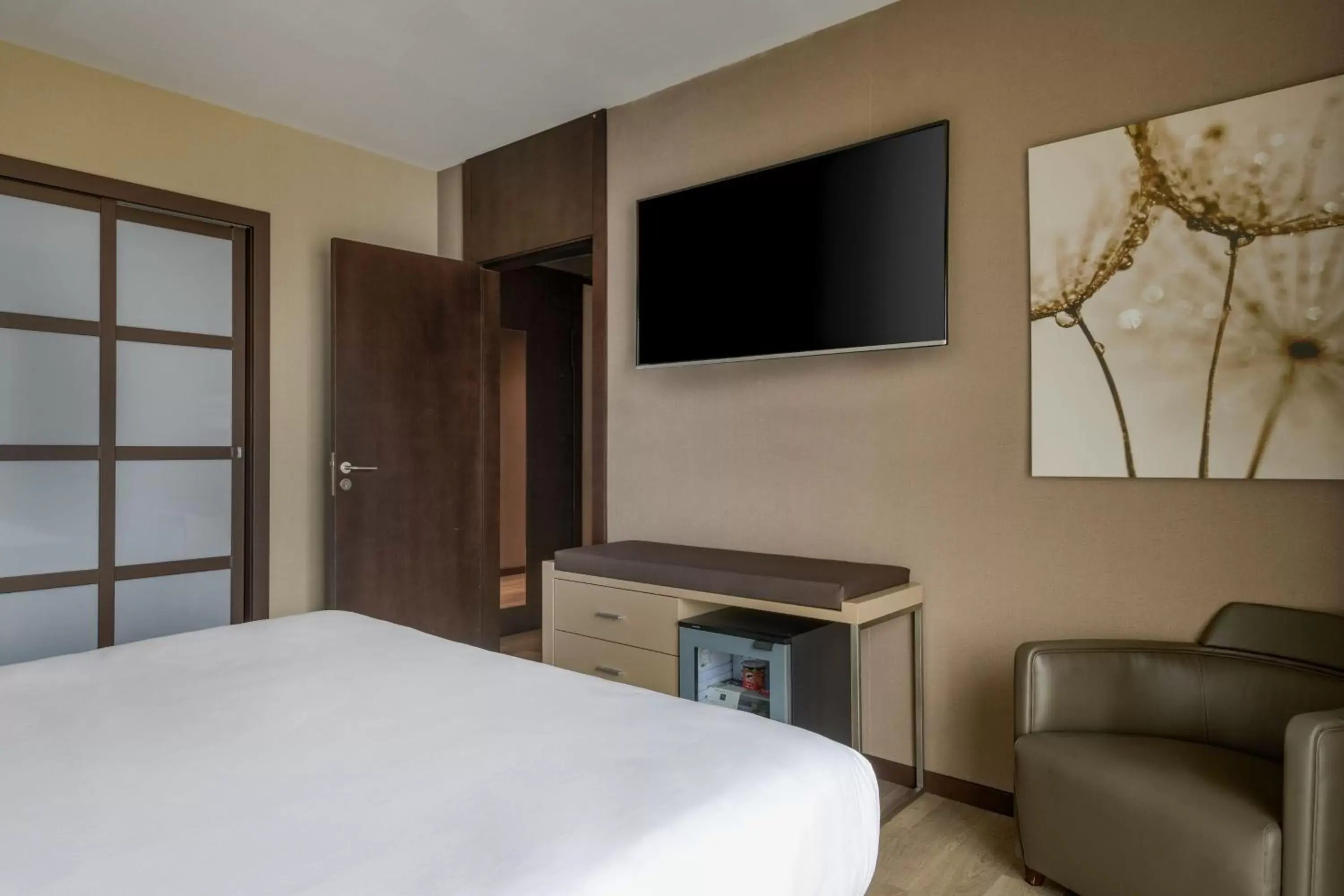 Bedroom, TV/Entertainment Center in AC Hotel Ciutat de Palma by Marriott