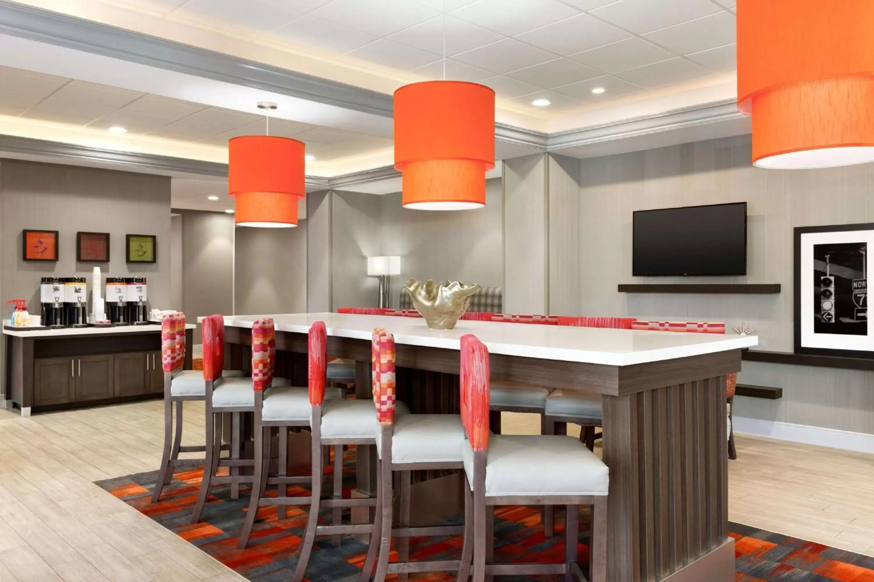 Dining area, Lounge/Bar in Hampton Inn By Hilton North Olmsted Cleveland Airport