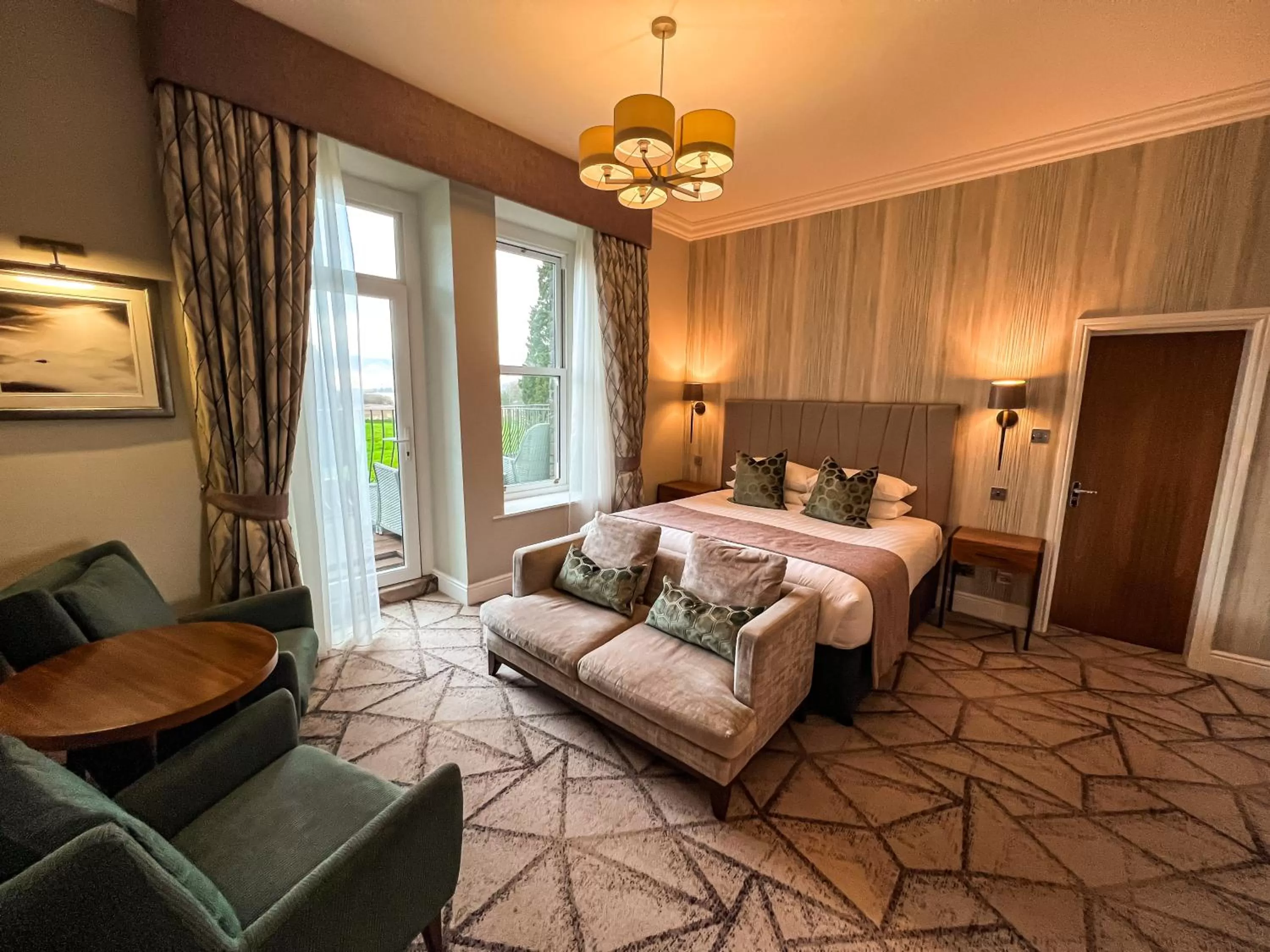 Bed in Lodore Falls Hotel & Spa