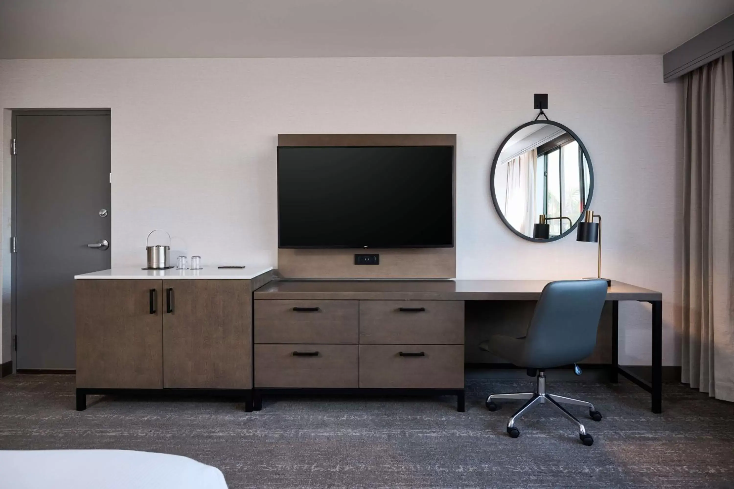 Bedroom, TV/Entertainment Center in Doubletree by Hilton Buena Park
