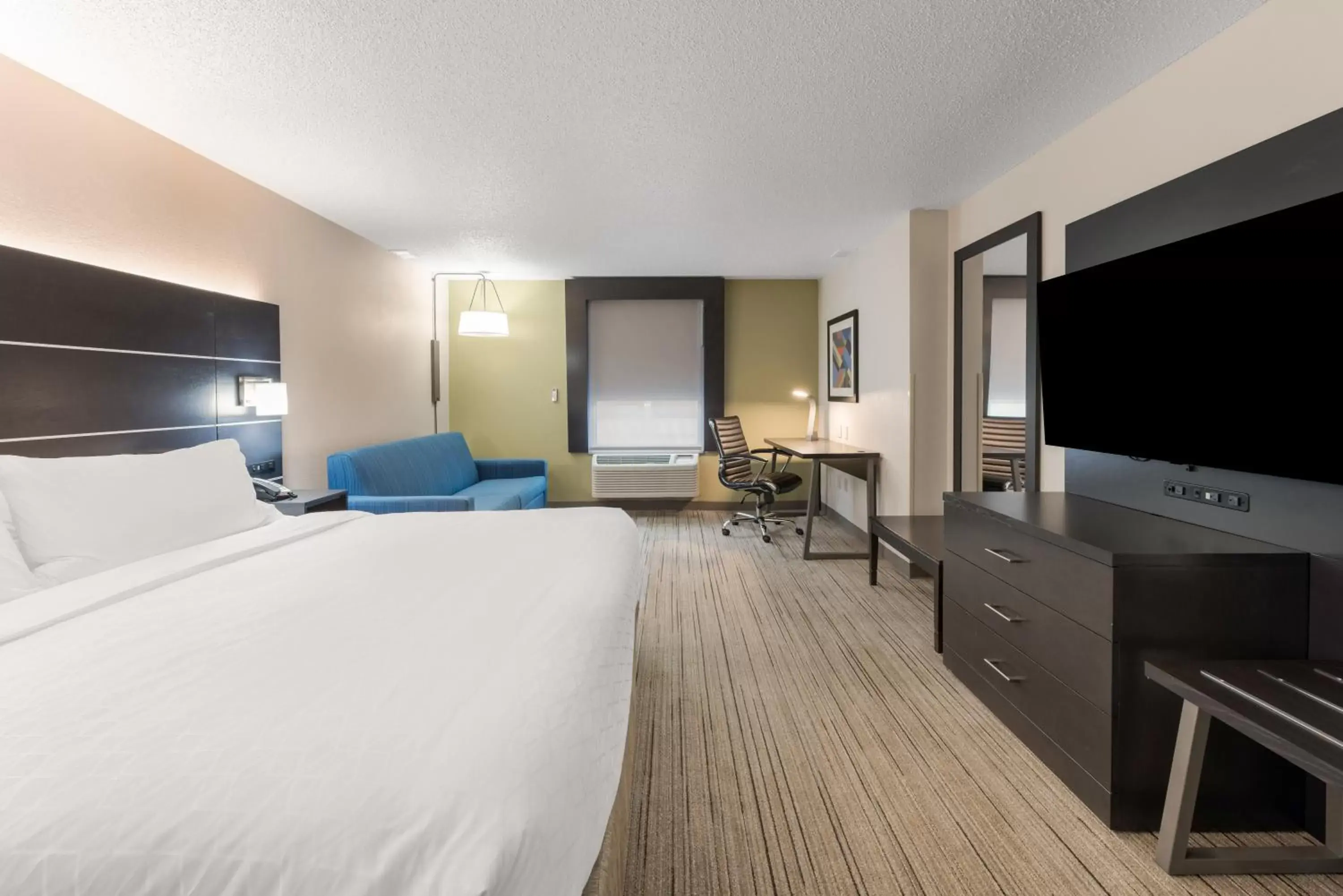 Bed, TV/Entertainment Center in Holiday Inn Express - Columbus Downtown, an IHG Hotel