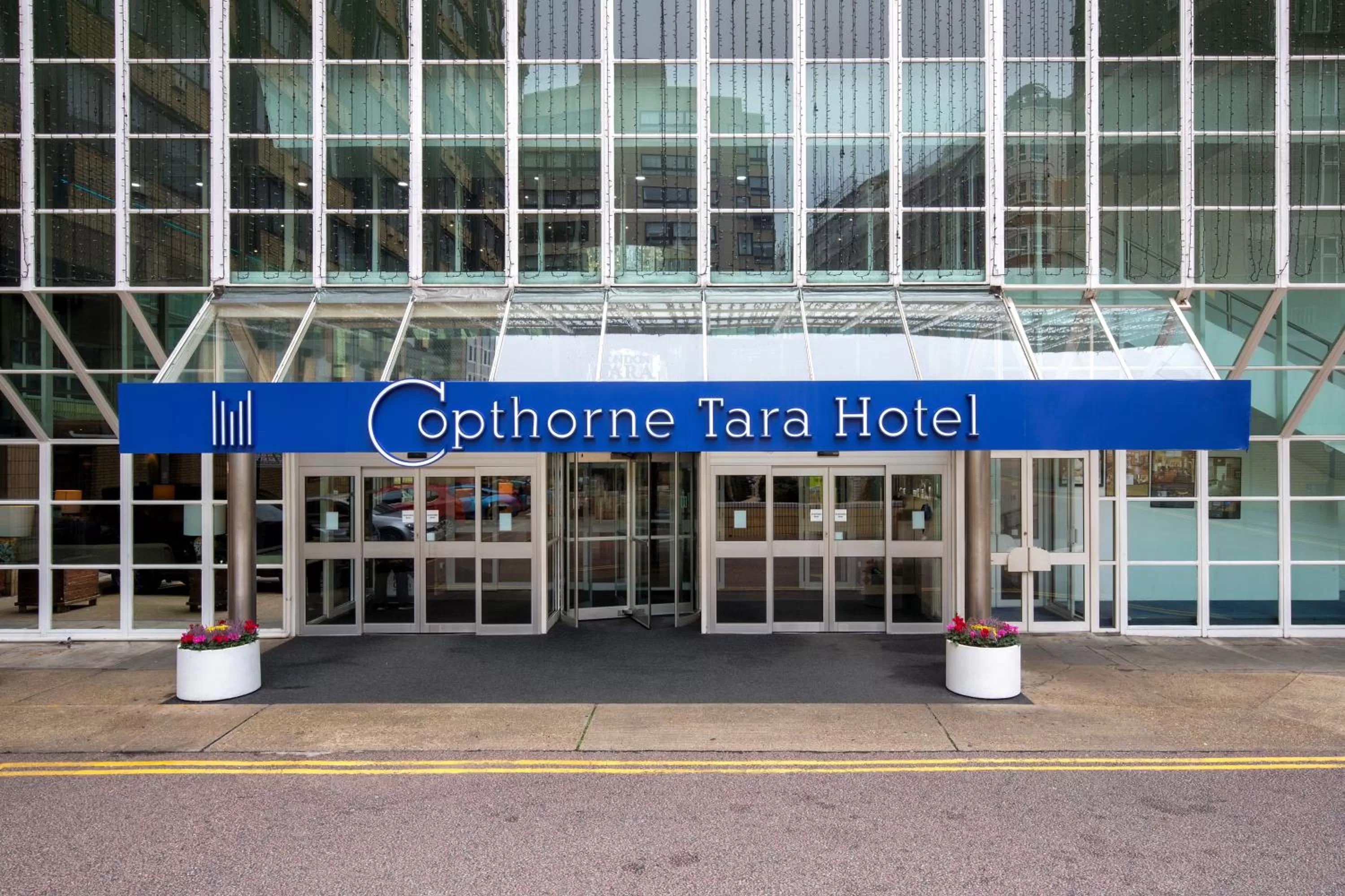 Facade/entrance in Copthorne Tara Hotel London Kensington