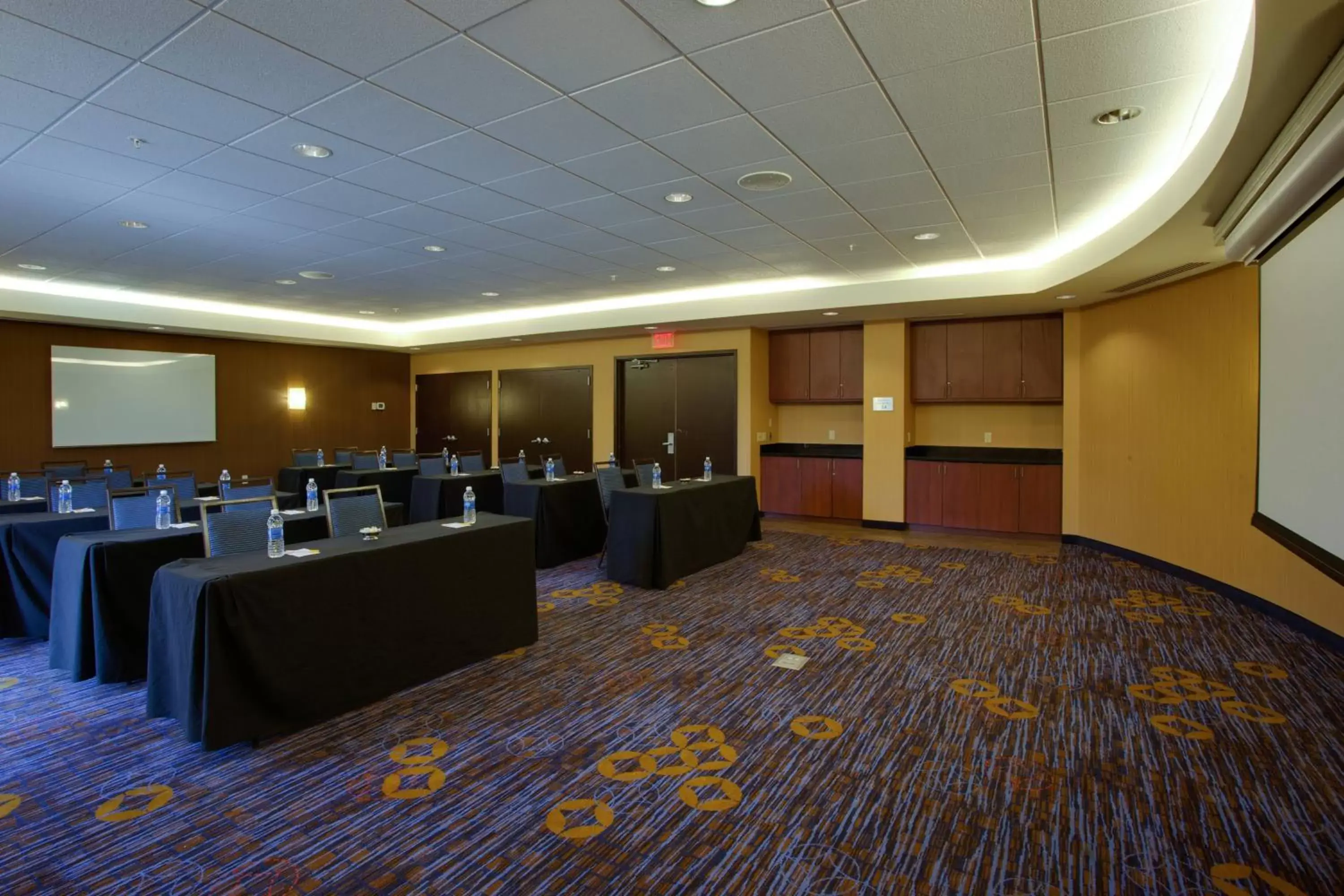 Meeting/conference room in Courtyard Republic Airport Long Island/Farmingdale