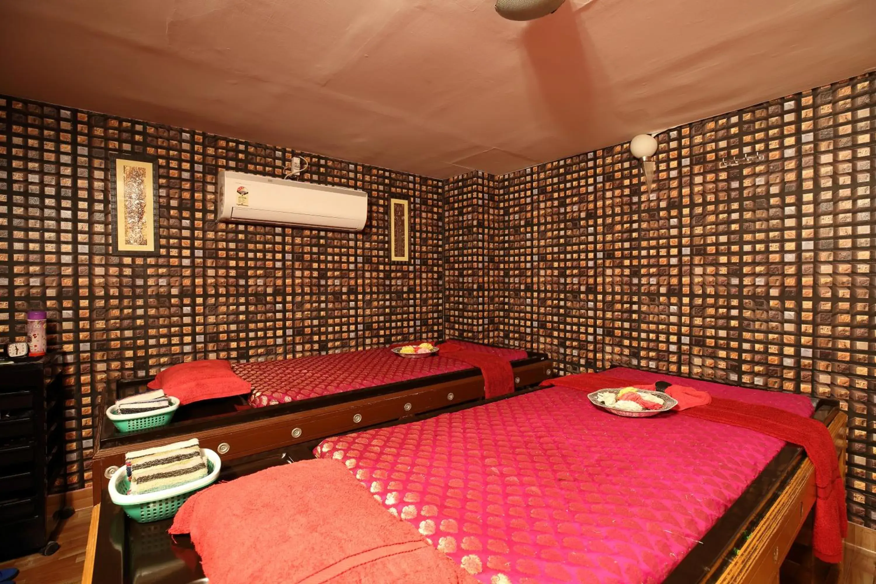 Spa and wellness centre/facilities, Bed in Hotel Vishnupriya