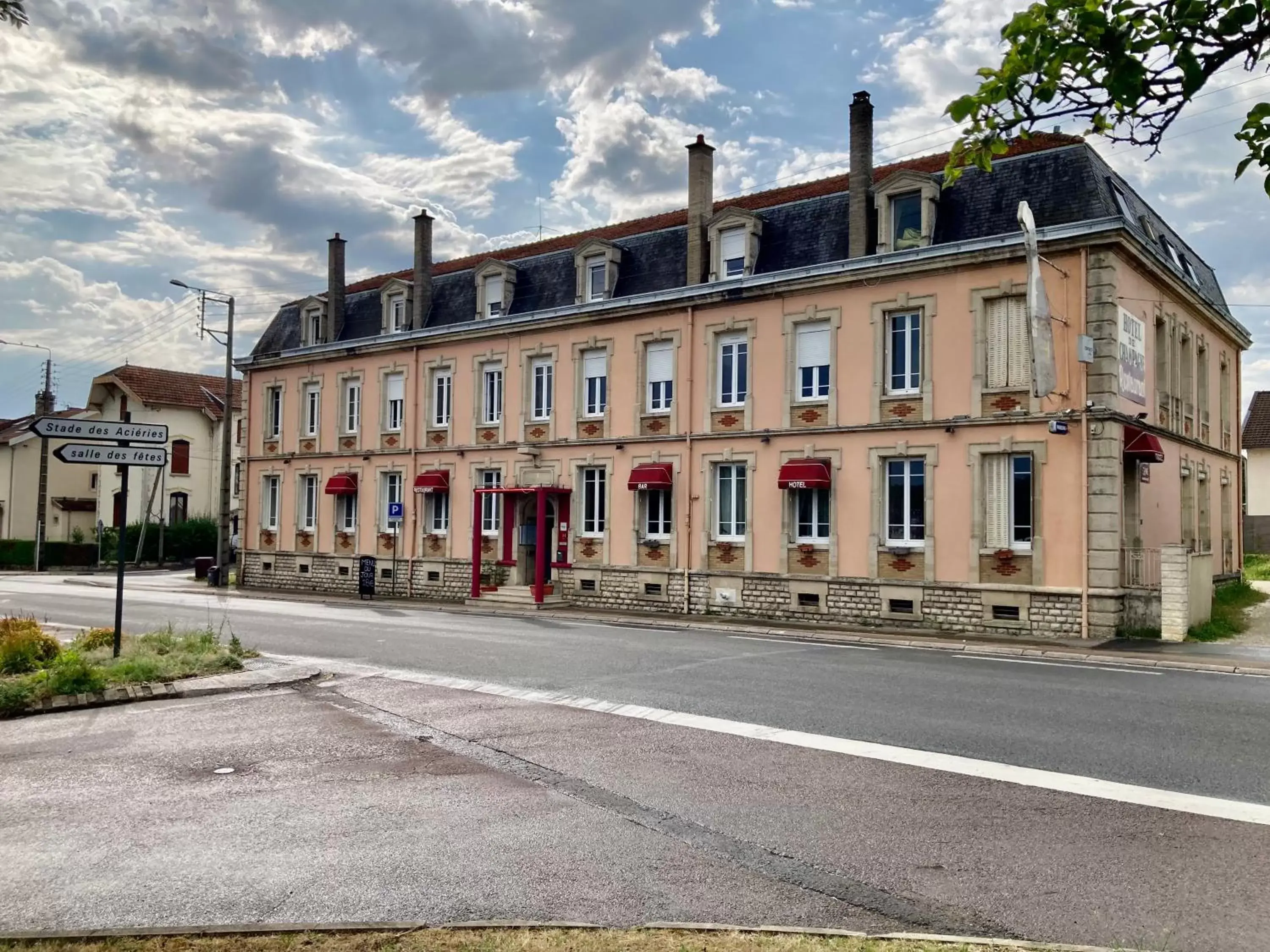 Property Building in Hotel de Champagne