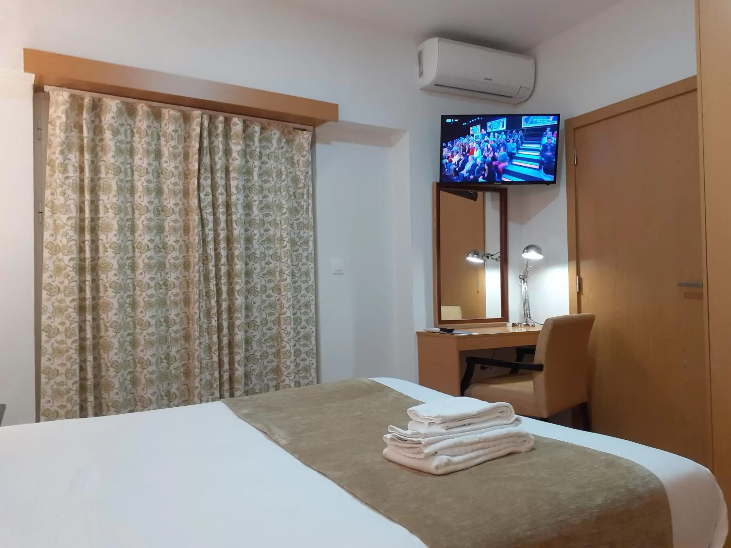 TV and multimedia, TV/Entertainment Center in Hotel SQUARE