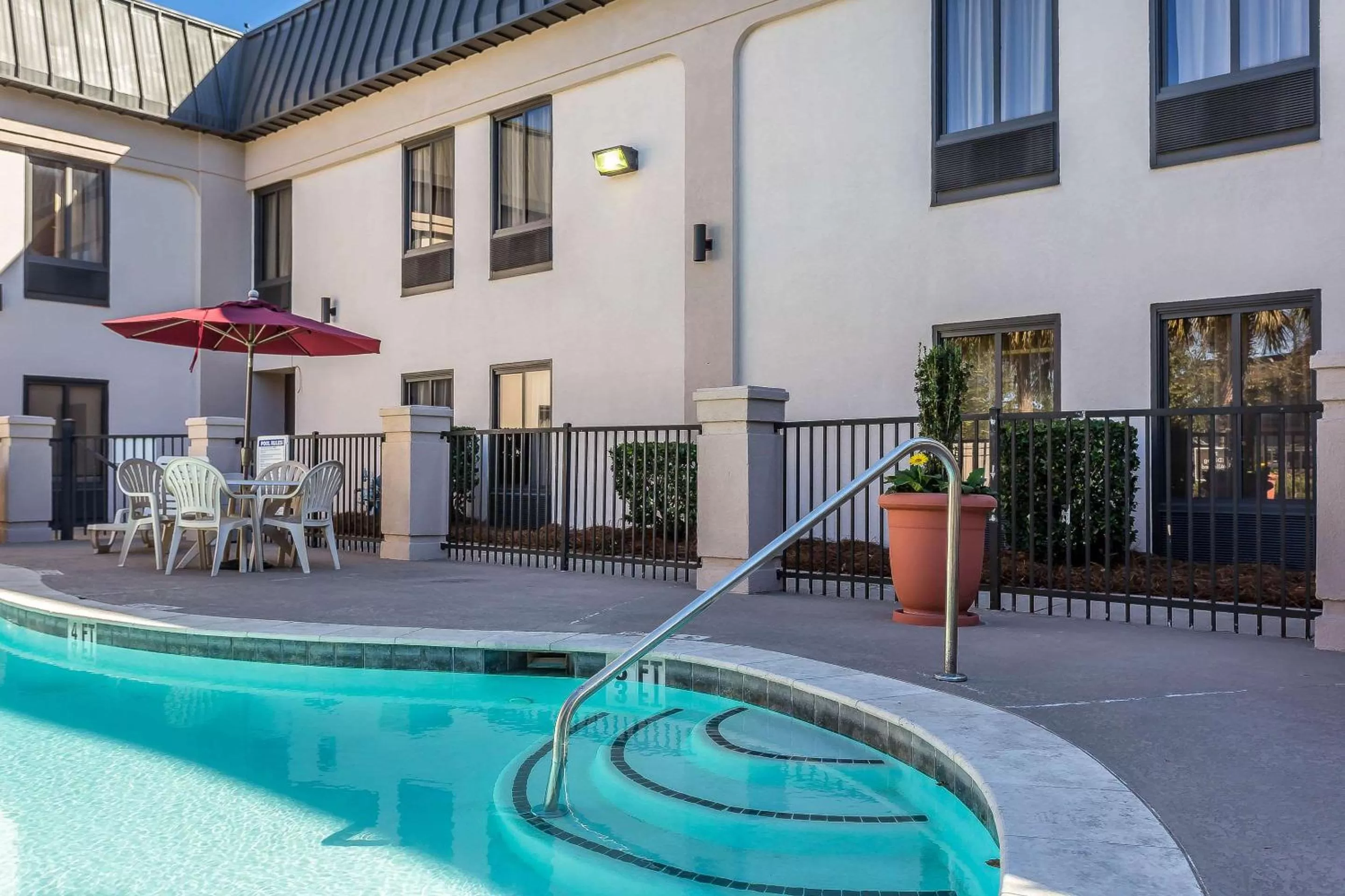 Swimming pool in Quality Inn Summerville-Charleston