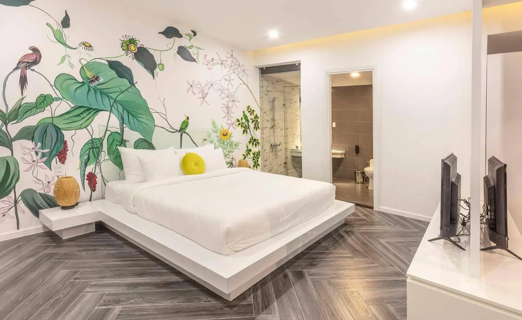 Bedroom, Bed in Len's Hotel