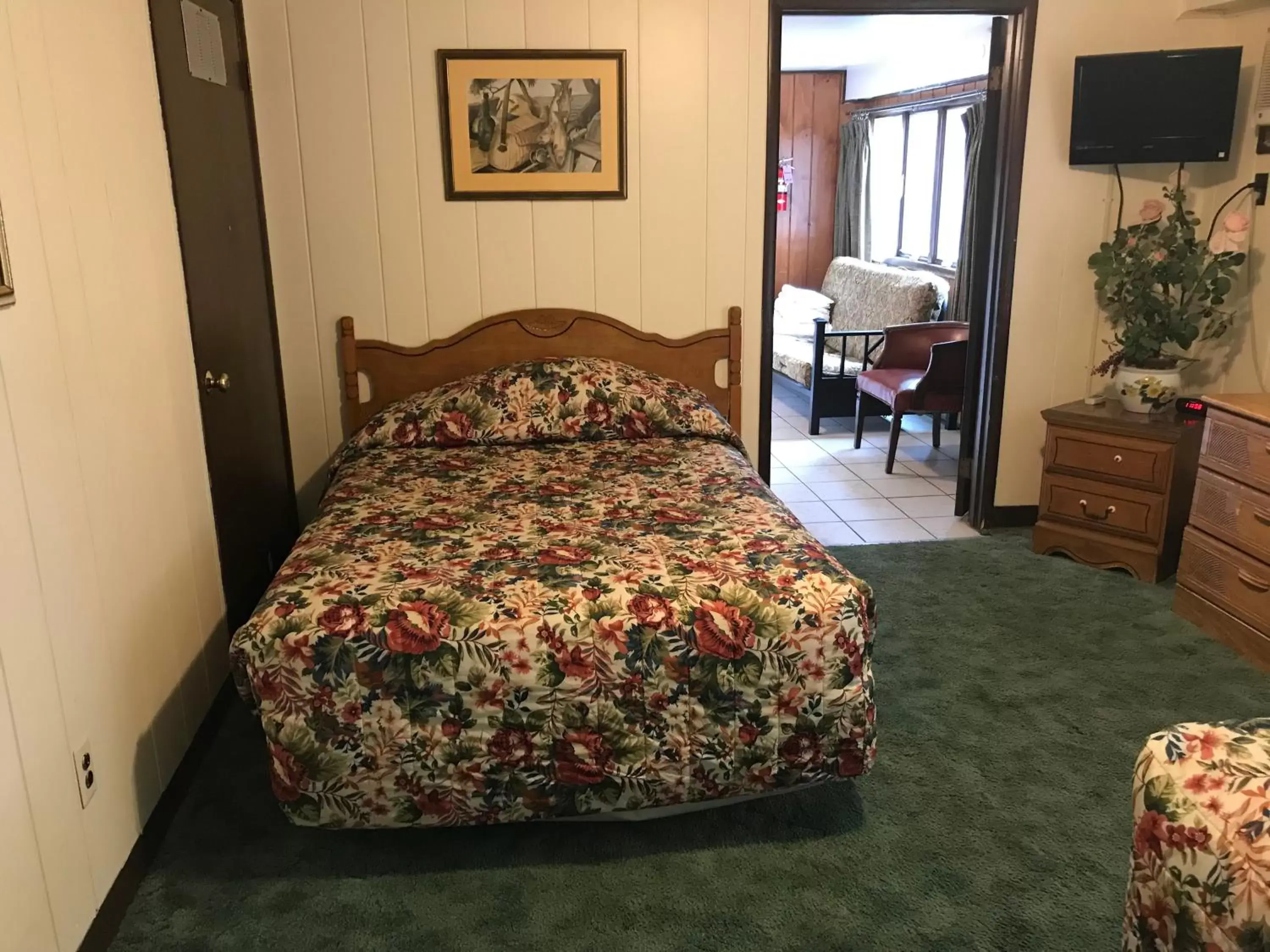 Bed in Simmons Motel and Suites