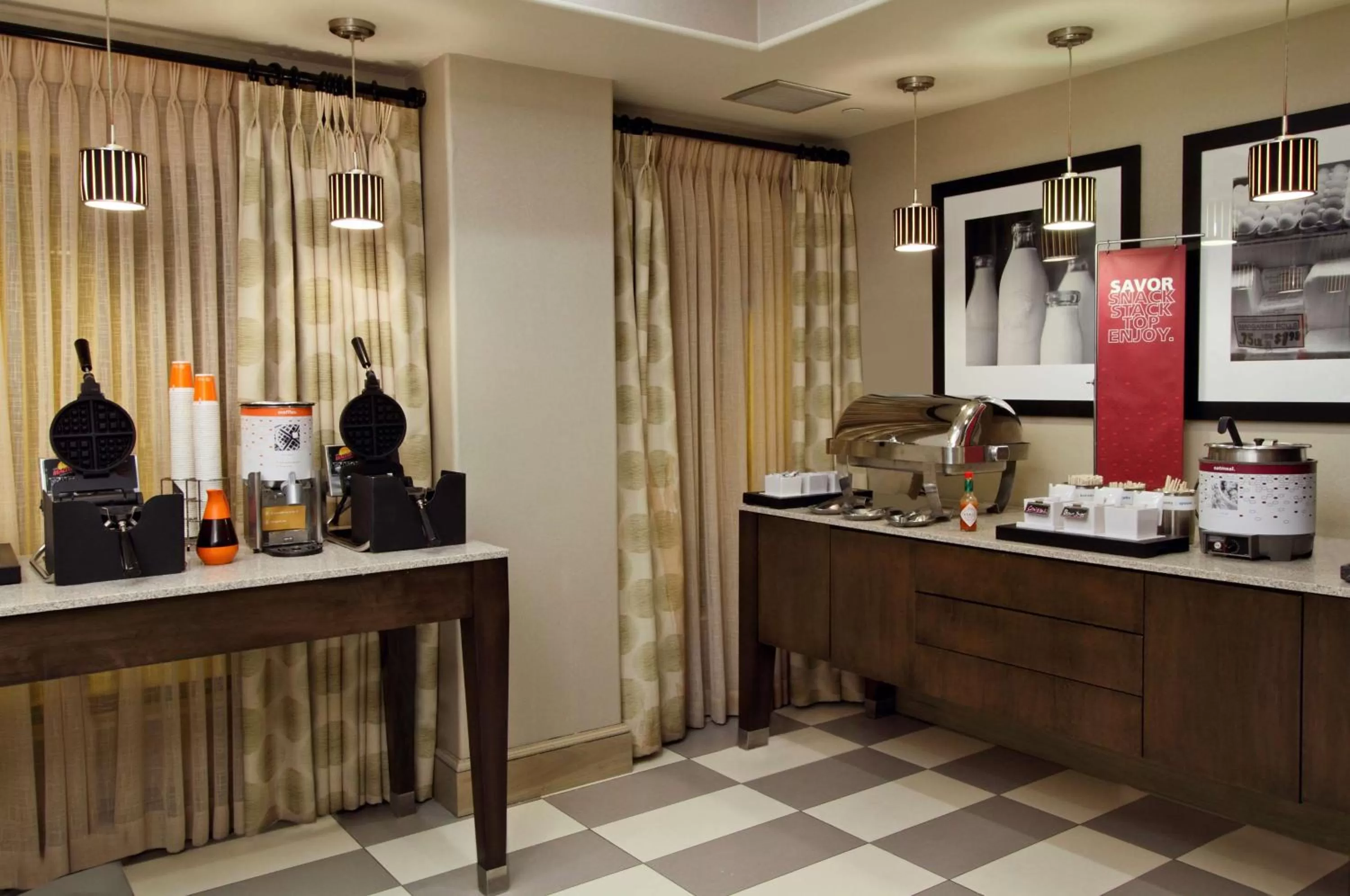 Dining area in Hampton by Hilton Austin South - I-35 & Ben White