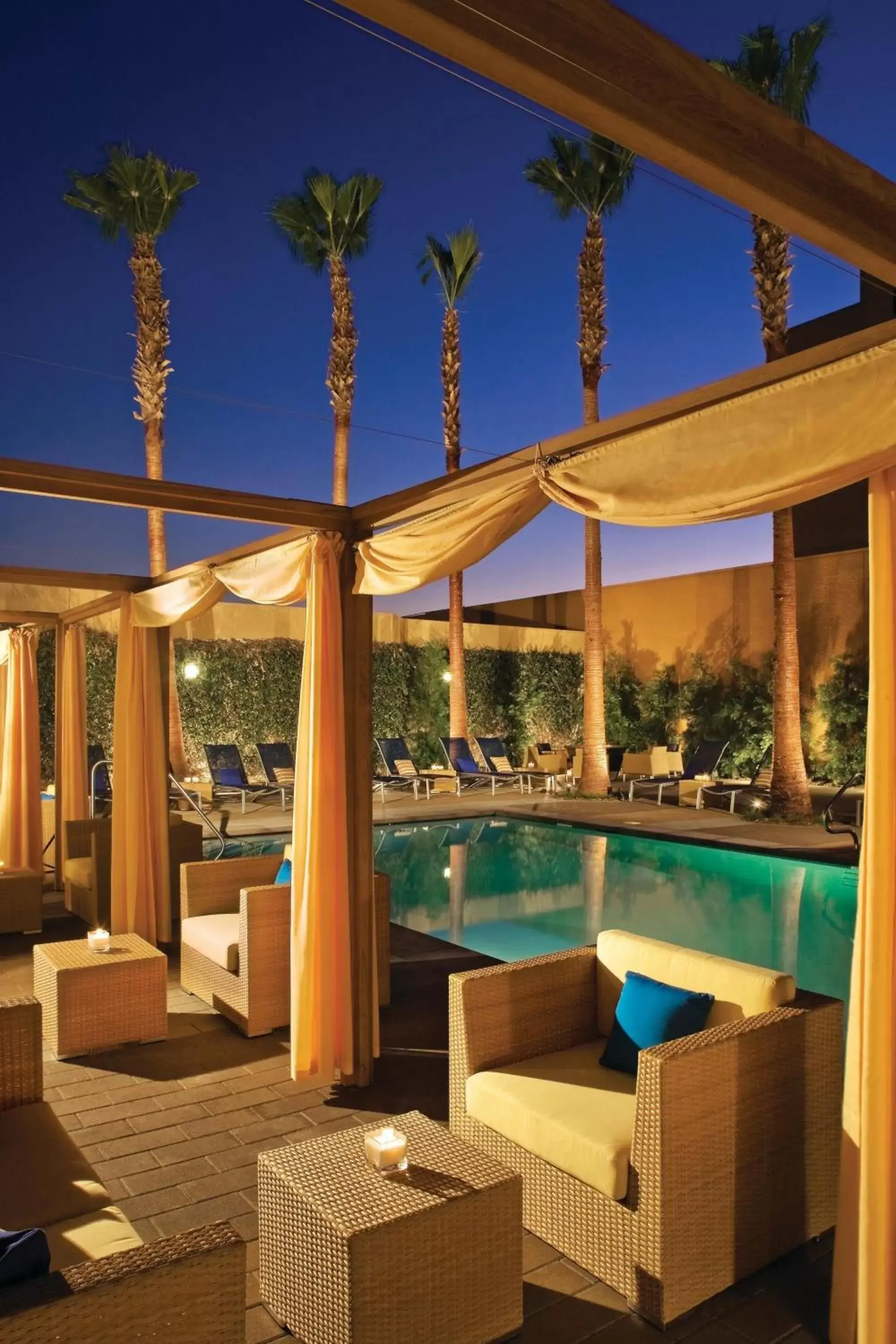 Swimming Pool in Los Angeles Marriott Burbank Airport