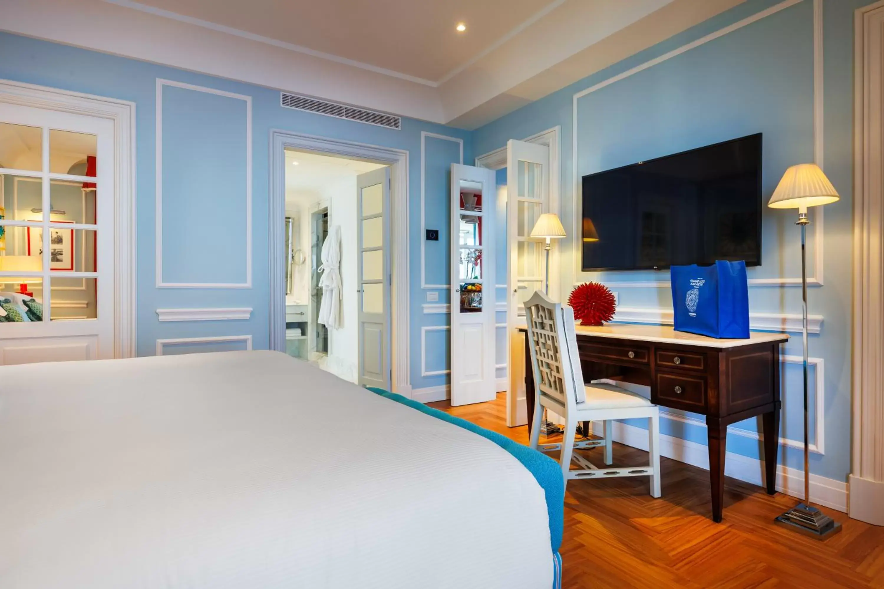 Bedroom, TV/Entertainment Center in Grand Hotel San Pietro Relais & Chateaux