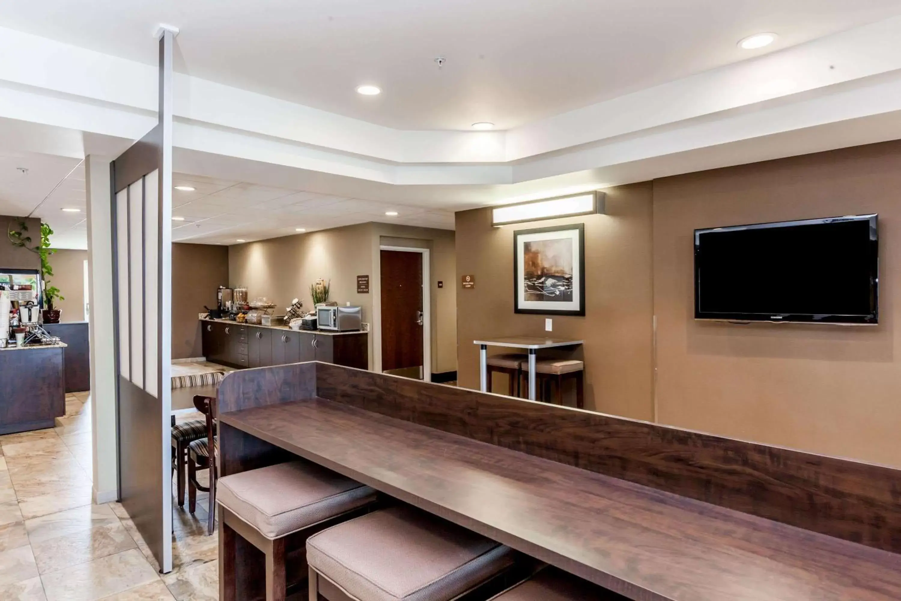 Restaurant/places to eat, Lounge/Bar in Microtel Inn & Suites by Wyndham Wheeler Ridge