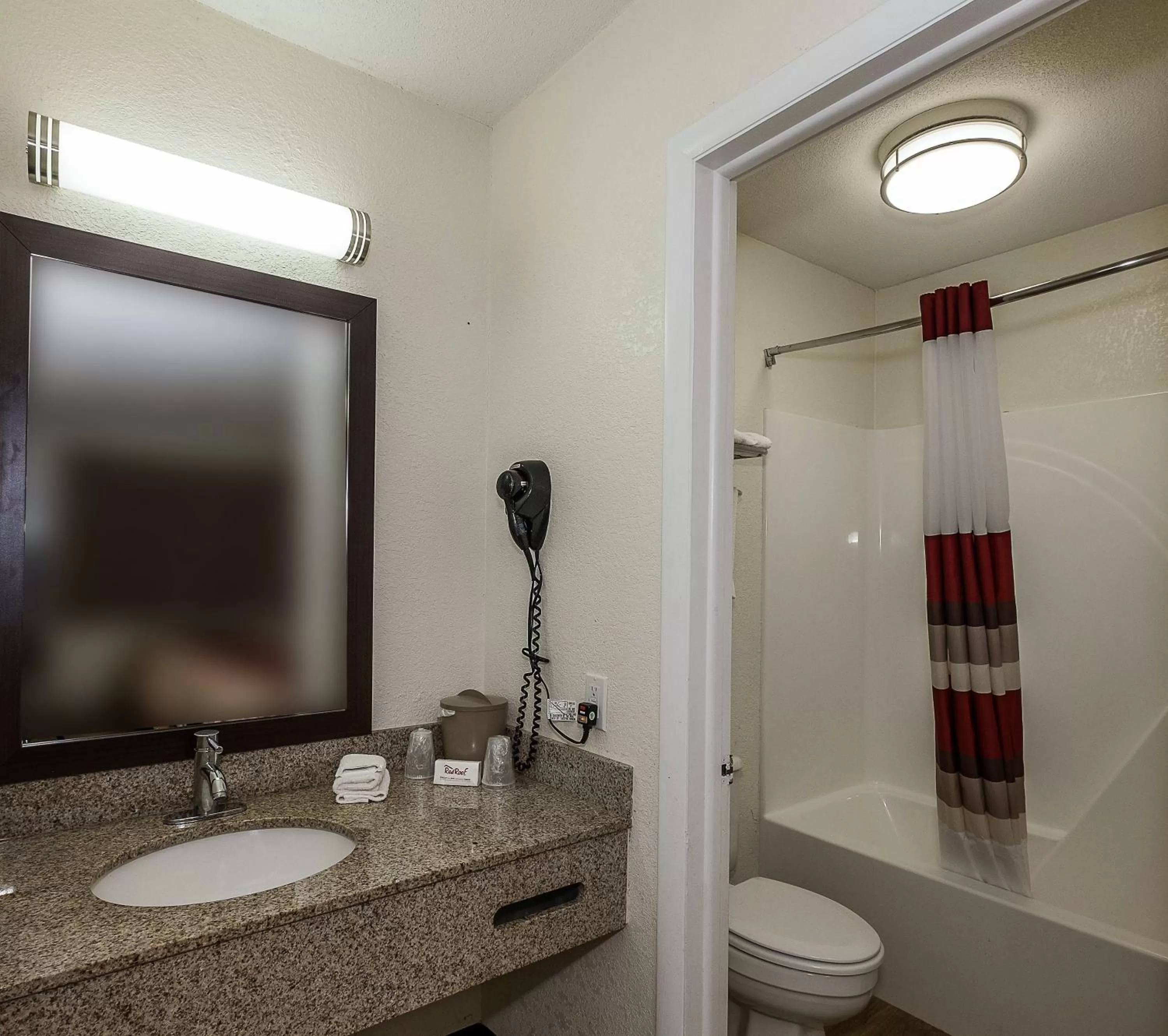 Bathroom in Red Roof Inn Lancaster Strasburg