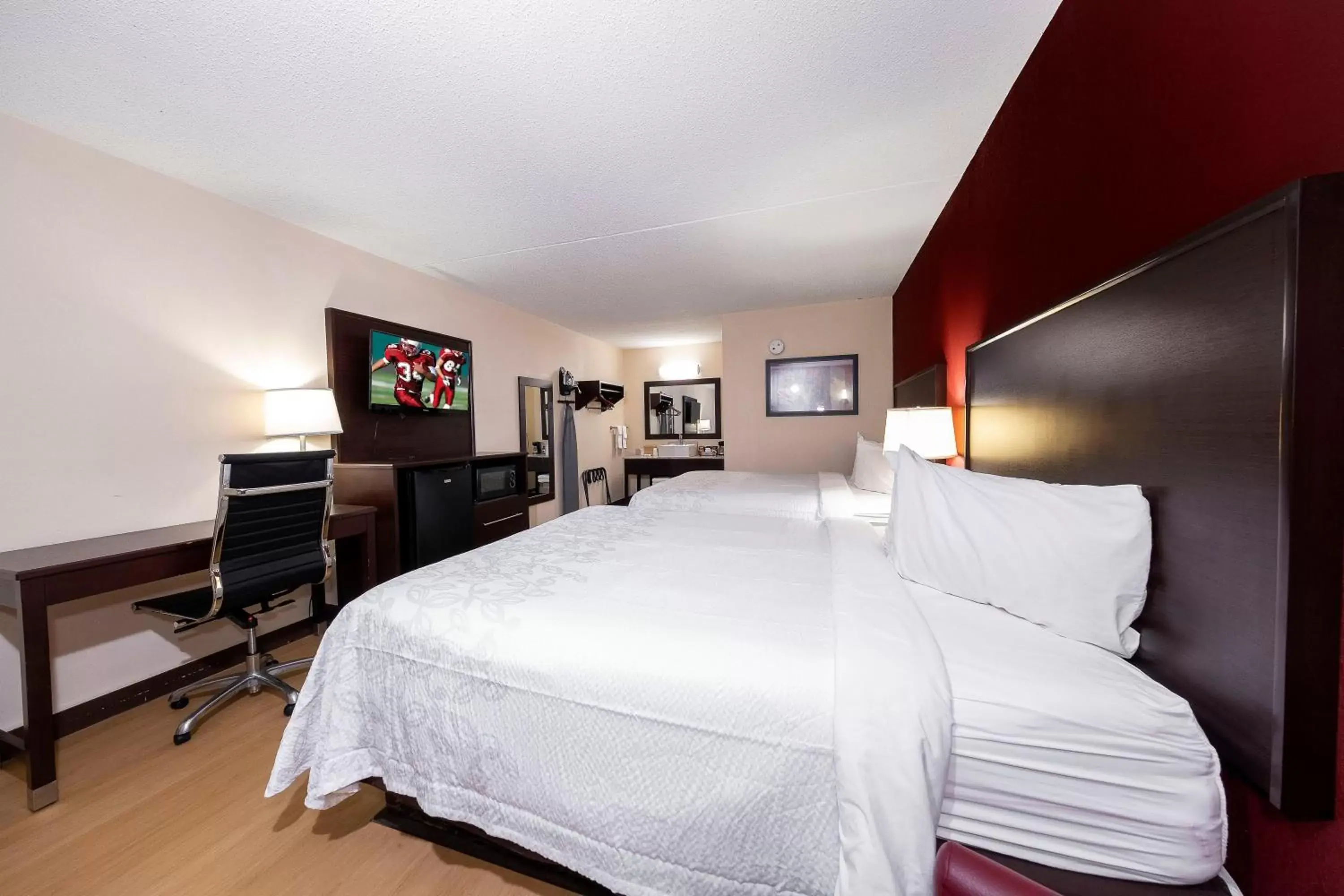 Photo of the whole room, Bed in Red Roof Inn PLUS+ Huntsville – Madison