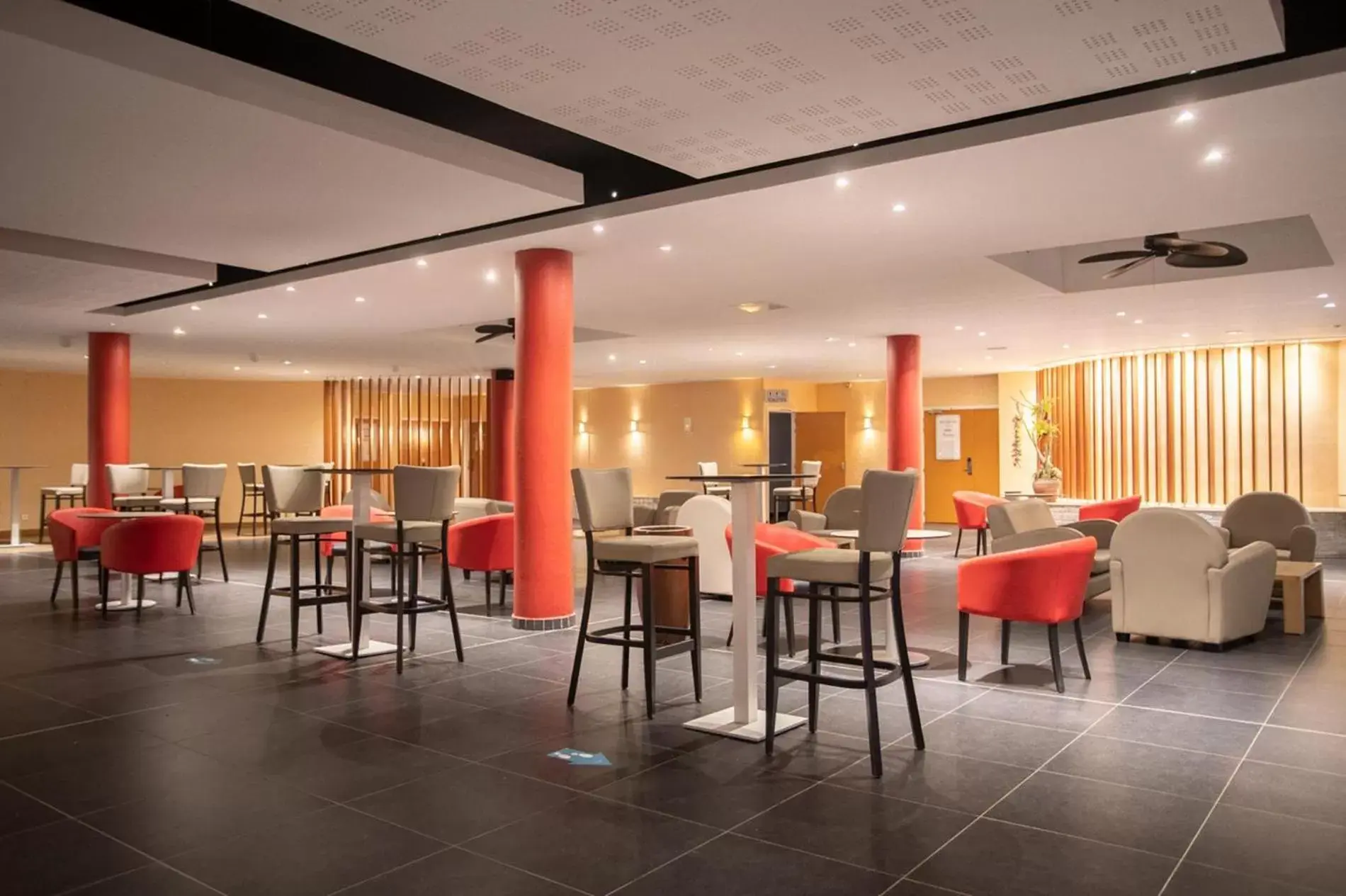 Lounge or bar, Restaurant/Places to Eat in Zenitude Hôtel Résidences Le Salako