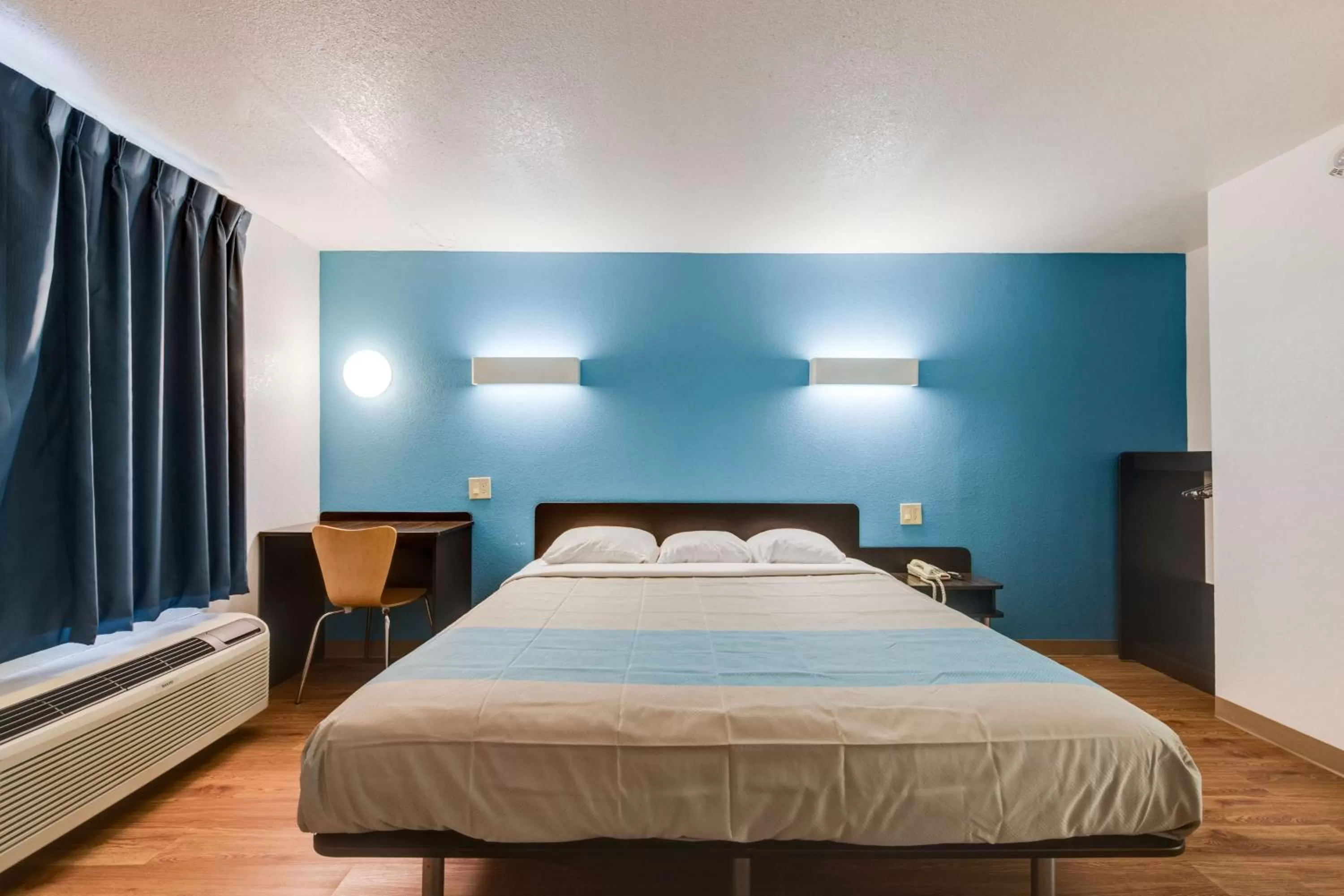 TV and multimedia, Bed in Motel 6-Kingston, TN