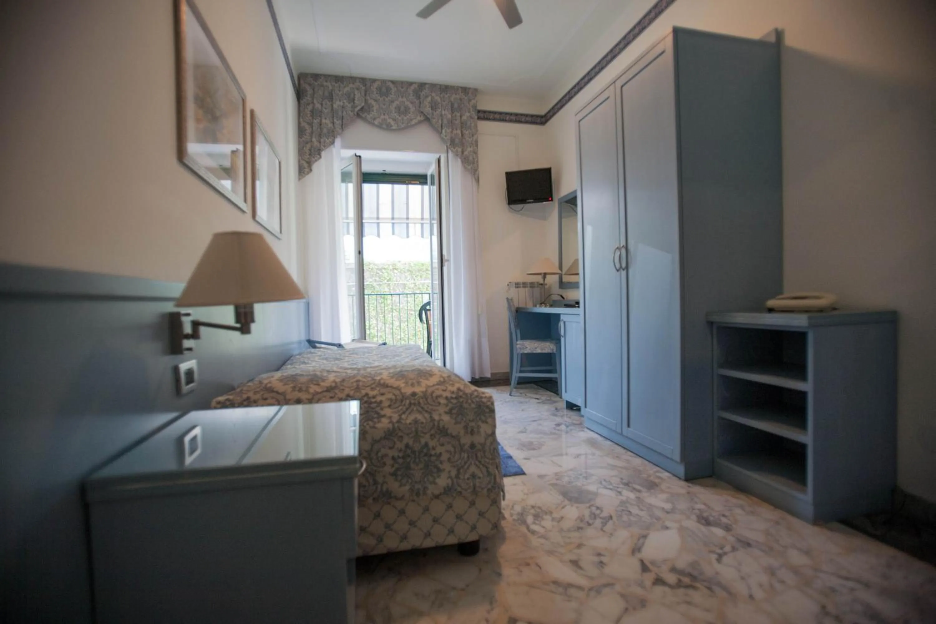 Balcony/Terrace, Bed in Hotel Ariston