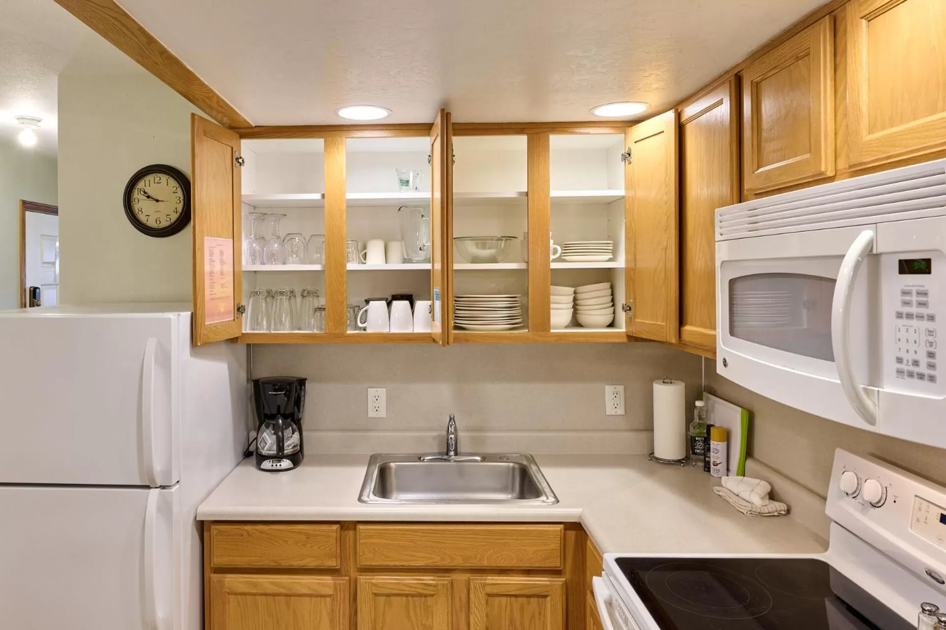 Coffee/tea facilities, Kitchen/Kitchenette in D Sands Rentals