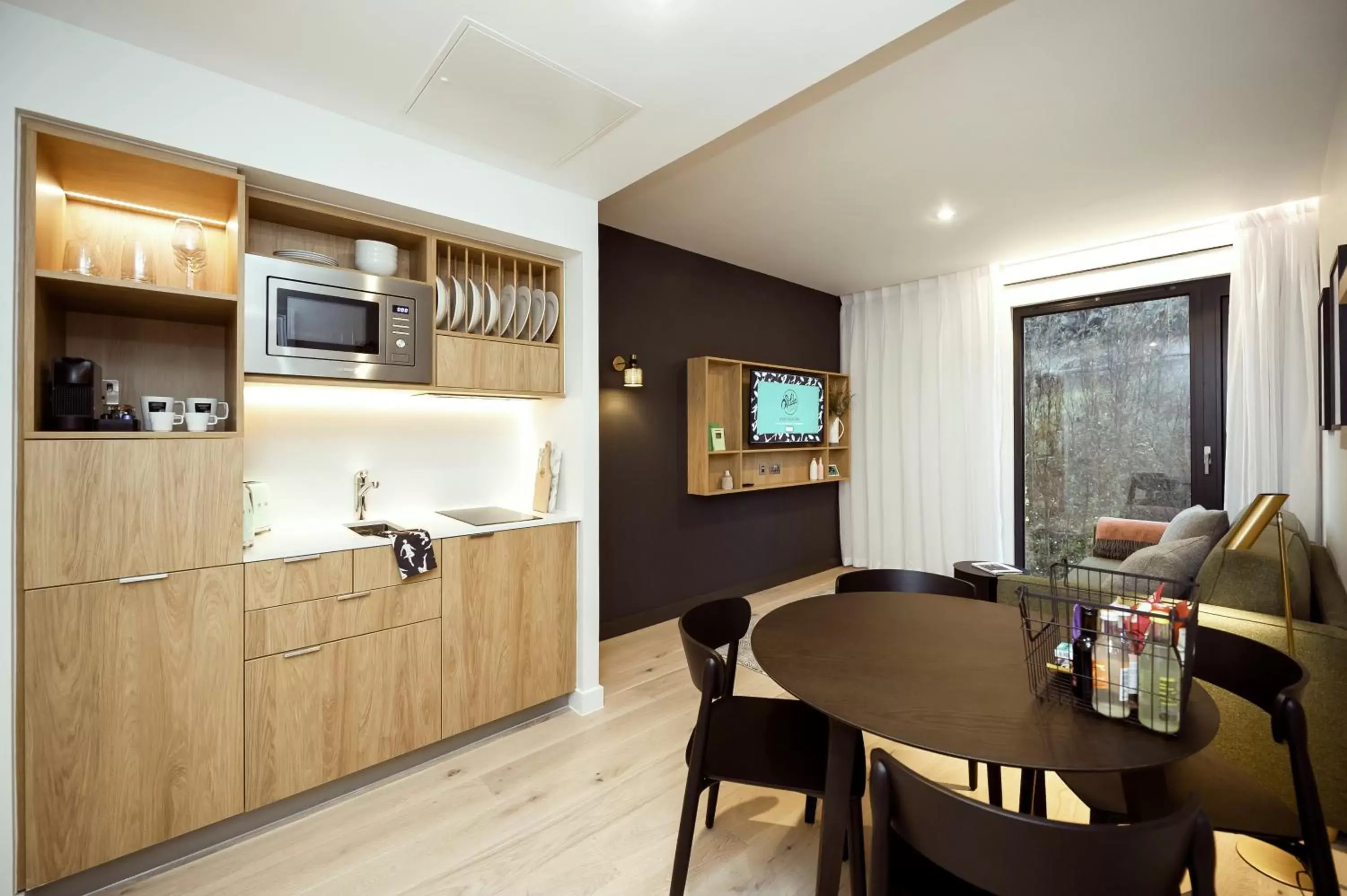 Kitchen or kitchenette, Dining Area in Wilde Aparthotels by Staycity Edinburgh Grassmarket
