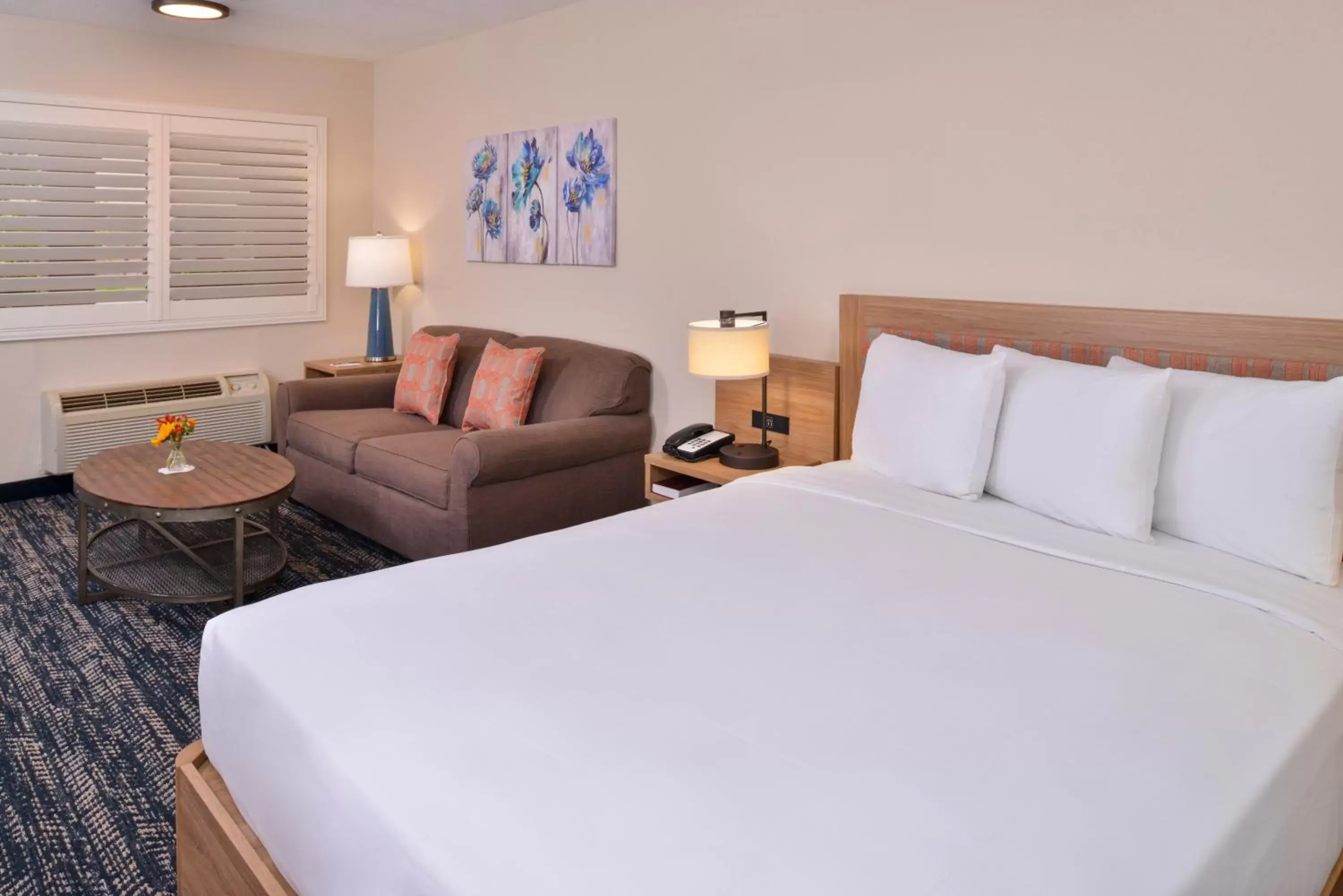 Bed in La Fuente Inn & Suites