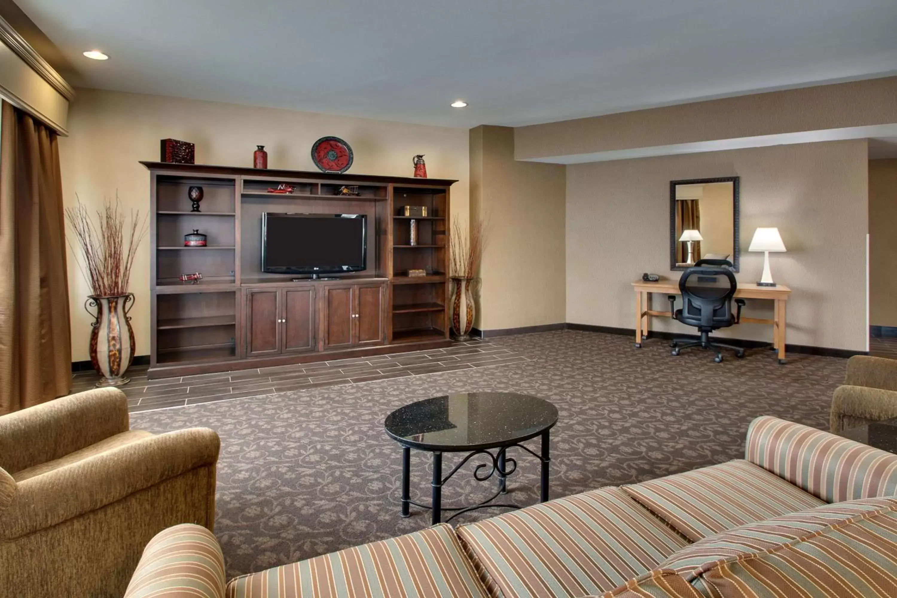 Photo of the whole room, Lounge/Bar in Drury Plaza Hotel Broadview Wichita