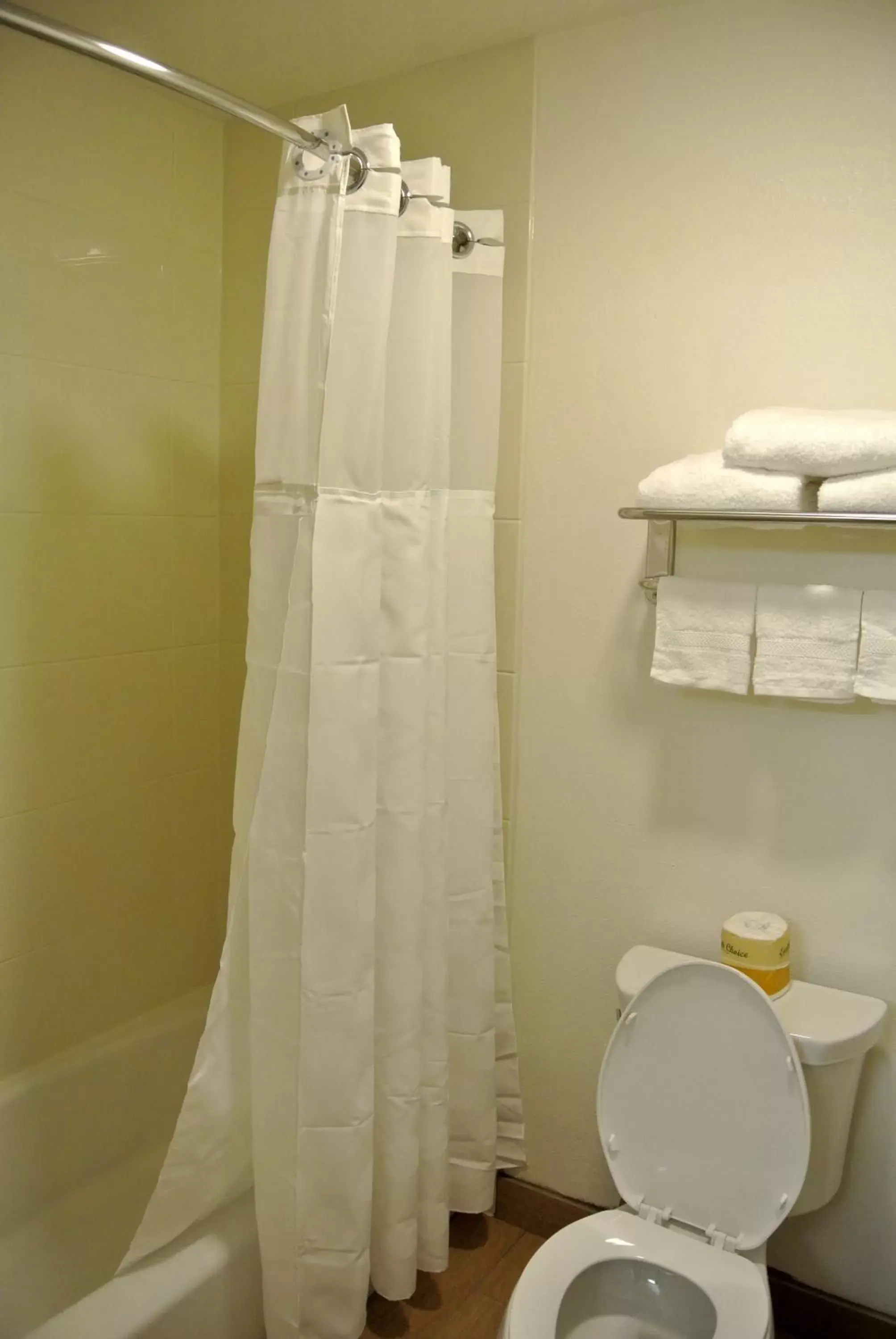 Bathroom in Solara Inn and Suites