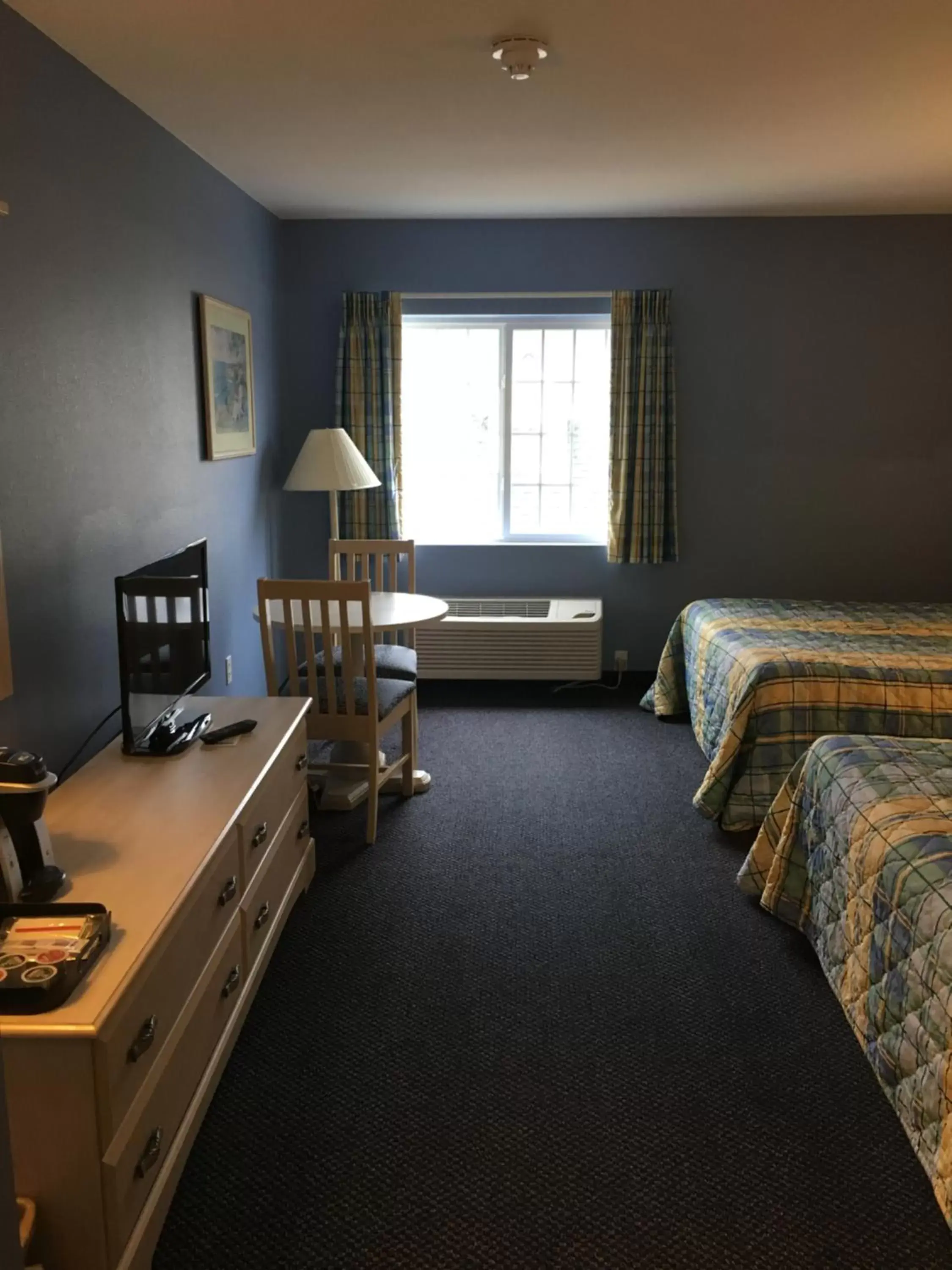 Bedroom, TV/Entertainment Center in South Beach Resort Hotel