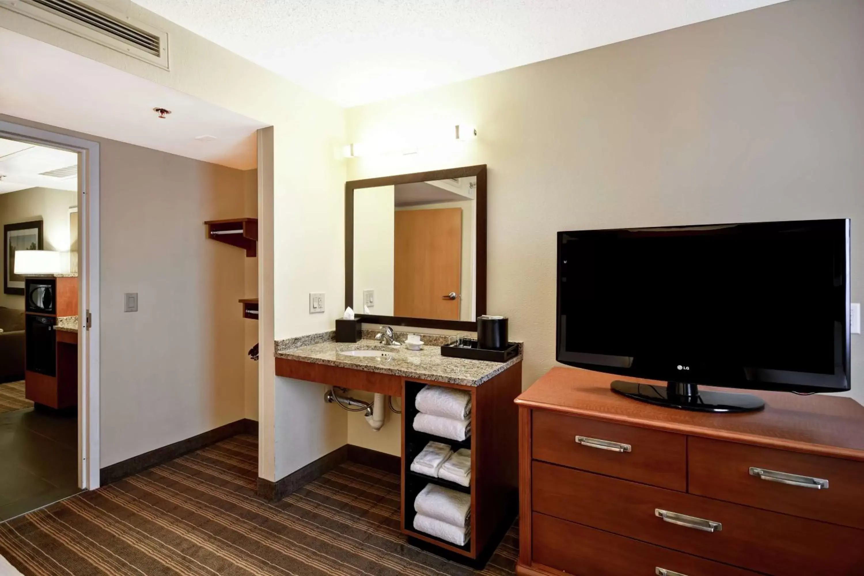 Bedroom, TV/Entertainment Center in Embassy Suites Greenville Golf Resort & Conference Center