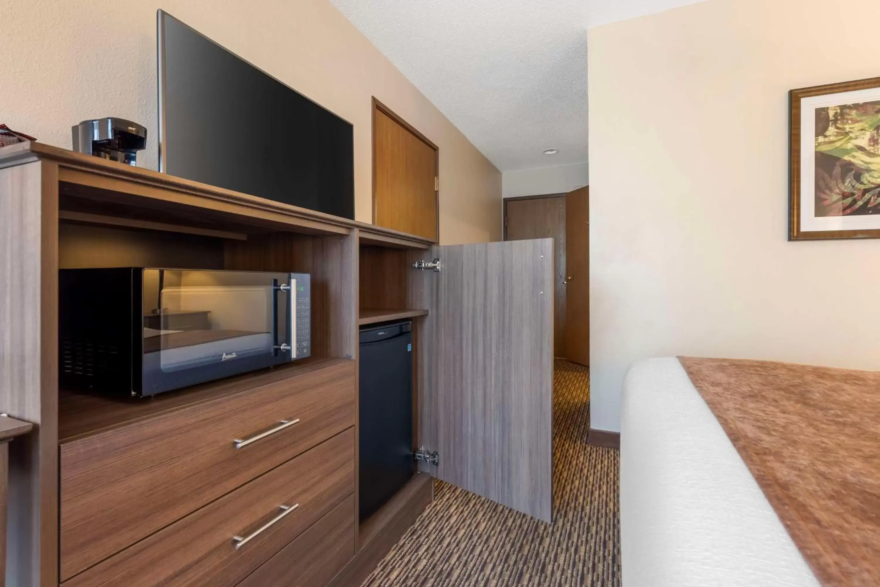 Bedroom, TV/Entertainment Center in Best Western Spooner Riverplace