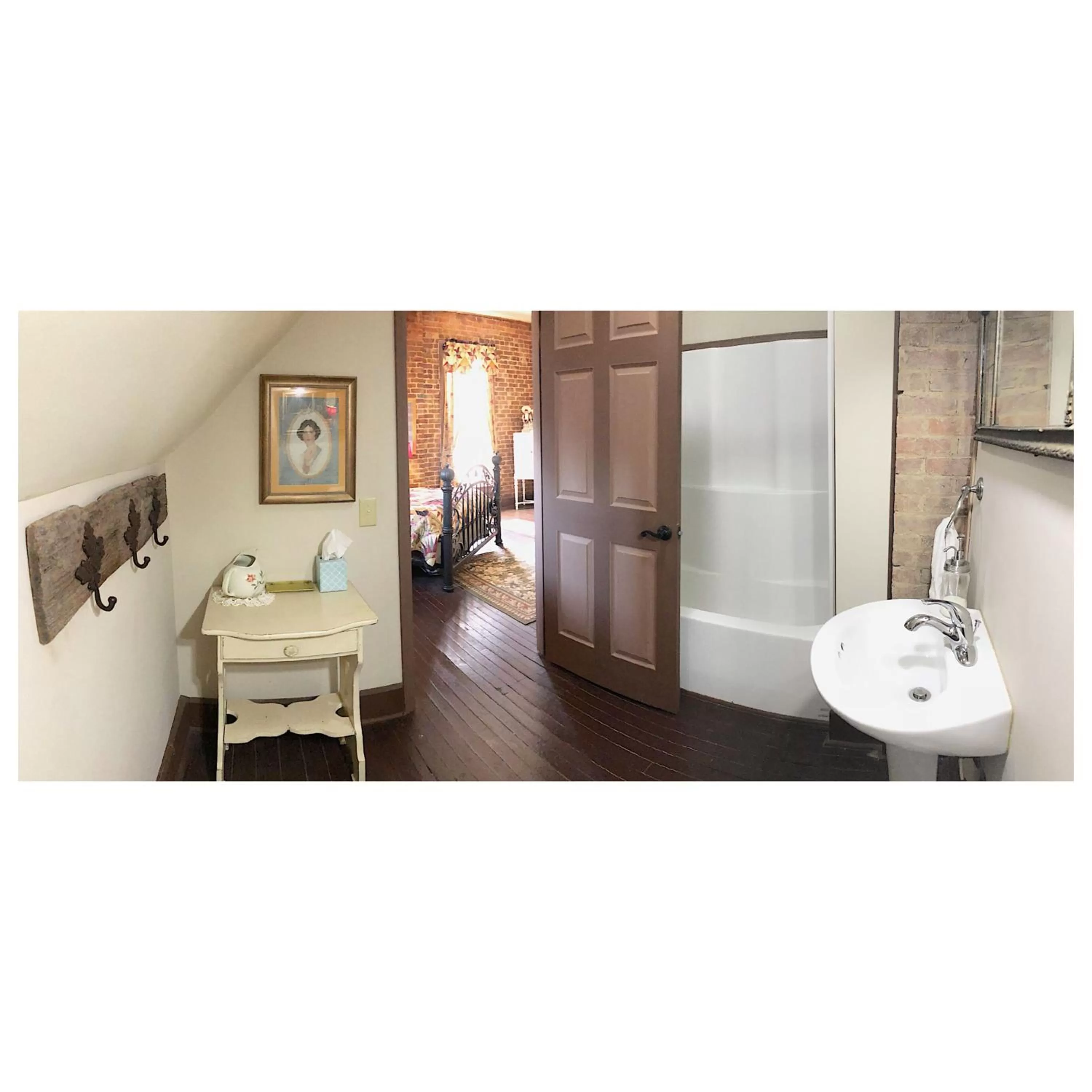 Bathroom in Main Street Bed & Breakfast