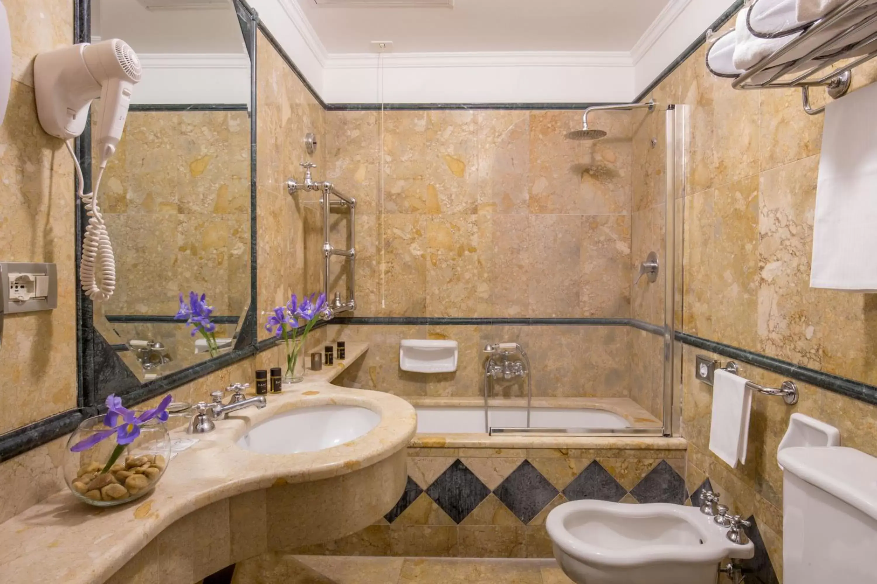 Bathroom in Hotel Savoy