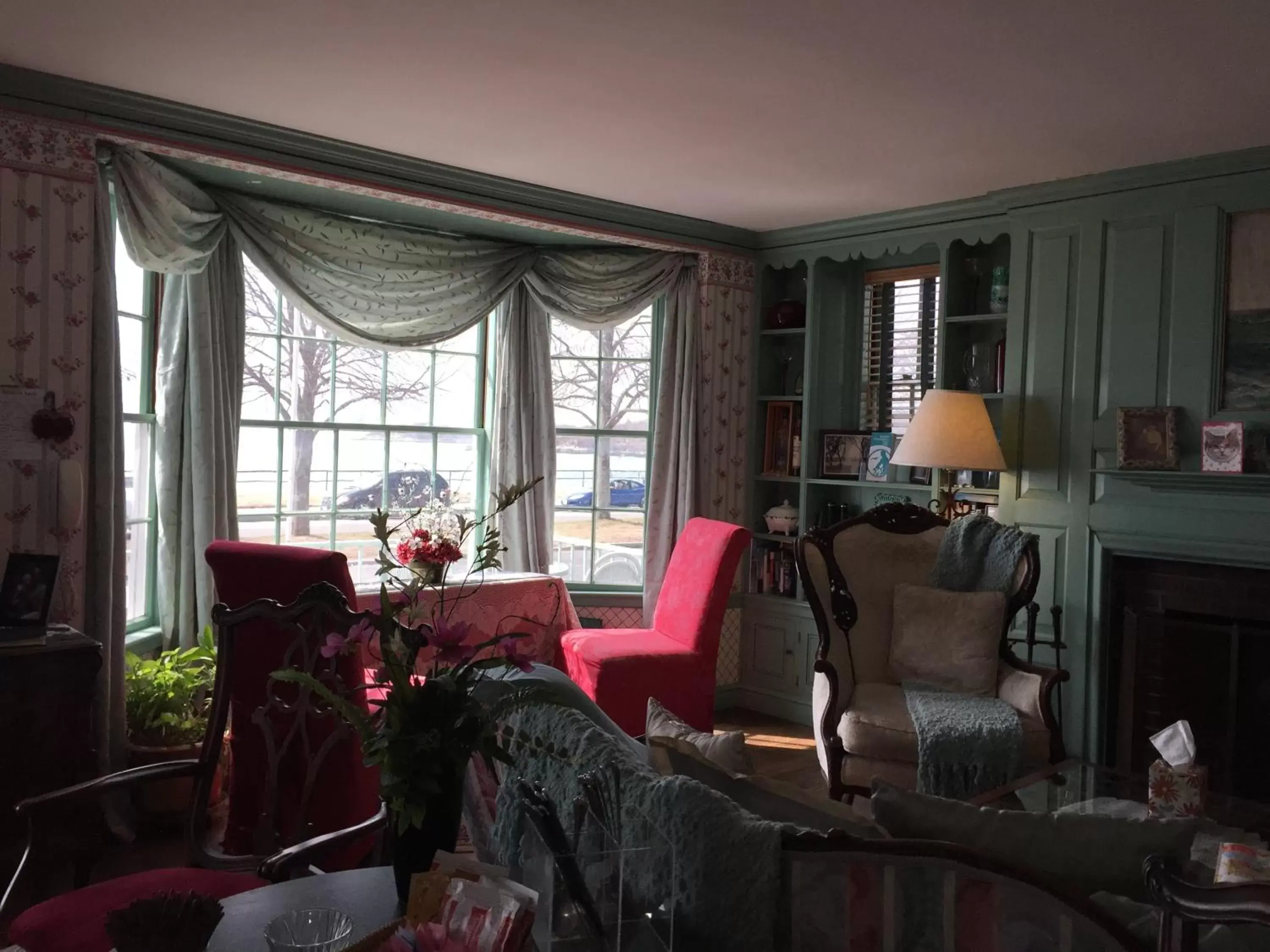 Living room, Seating Area in Harborview Inn