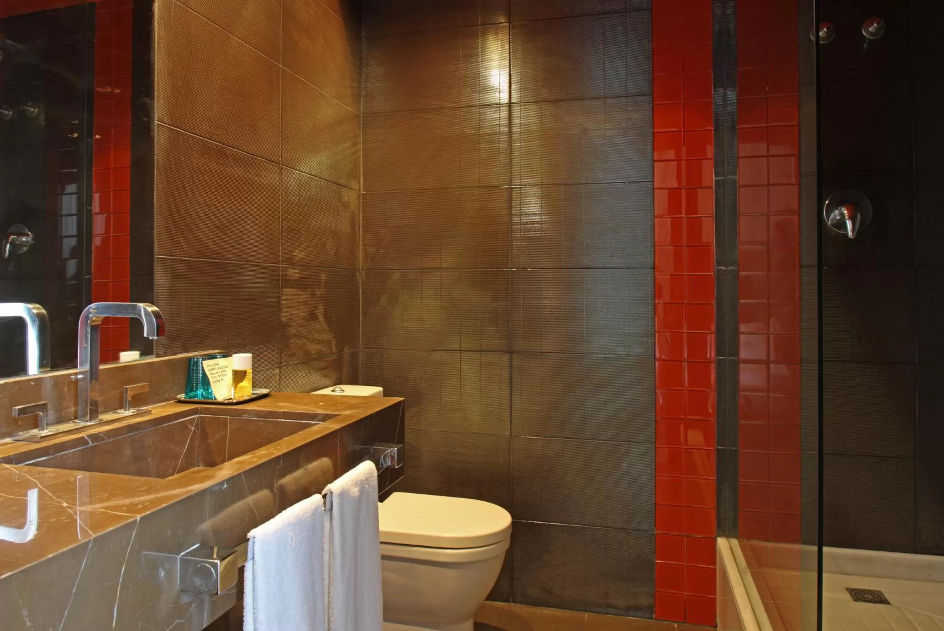 Bathroom in Chic & Basic Zoo