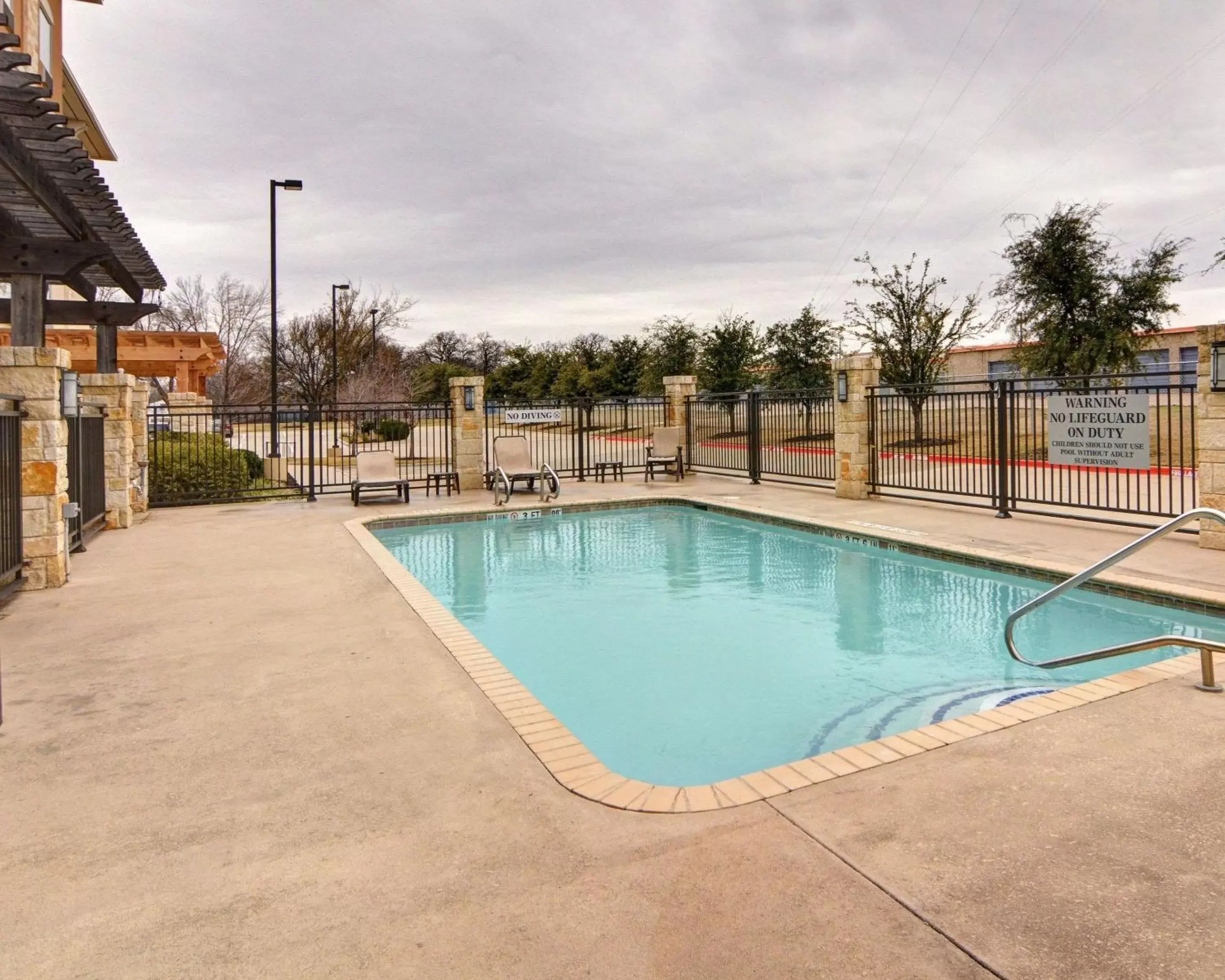 On site, Swimming Pool in Comfort Suites Arlington - Entertainment District
