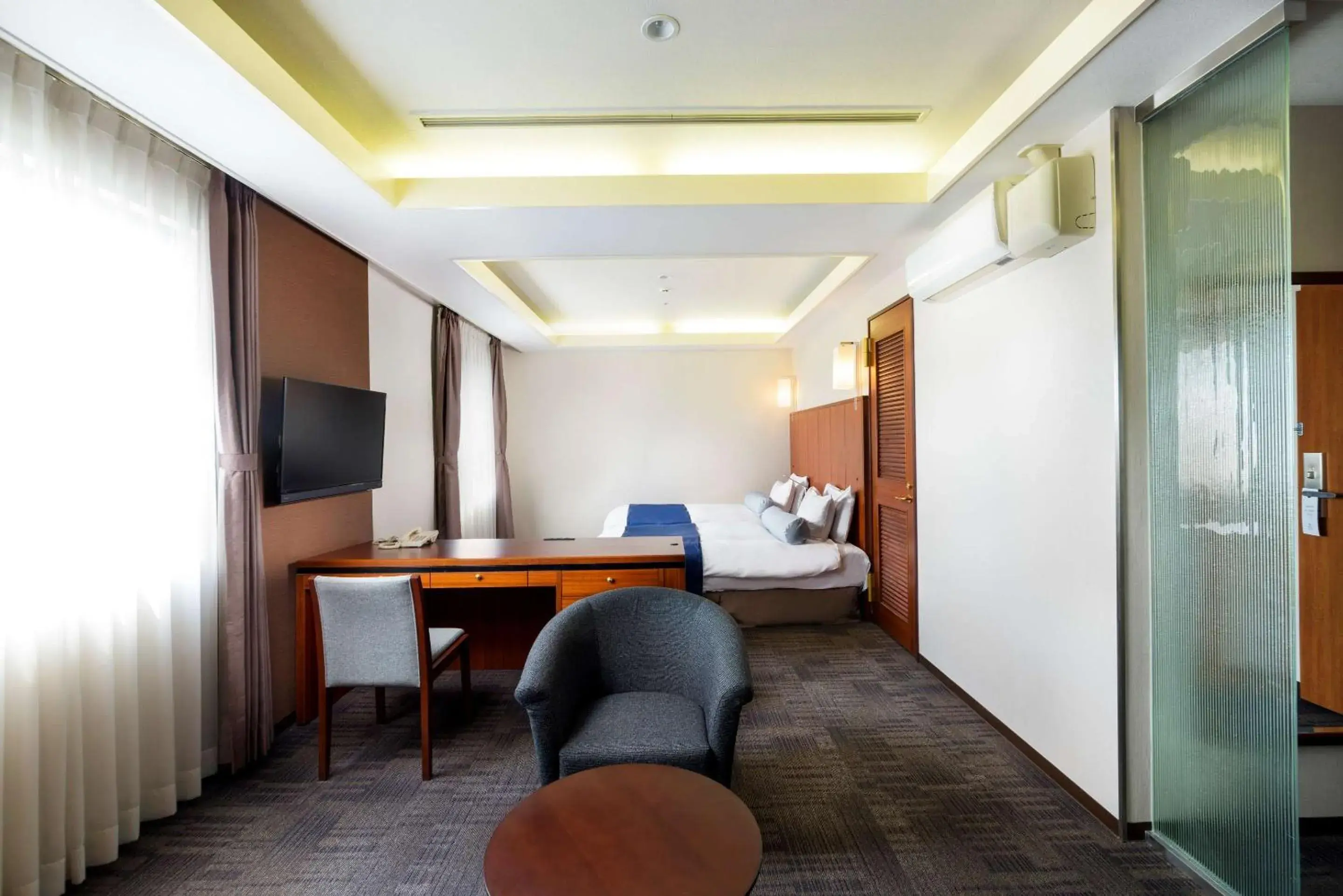 Bedroom in SureStay Plus Hotel by Best Western Shin-Osaka