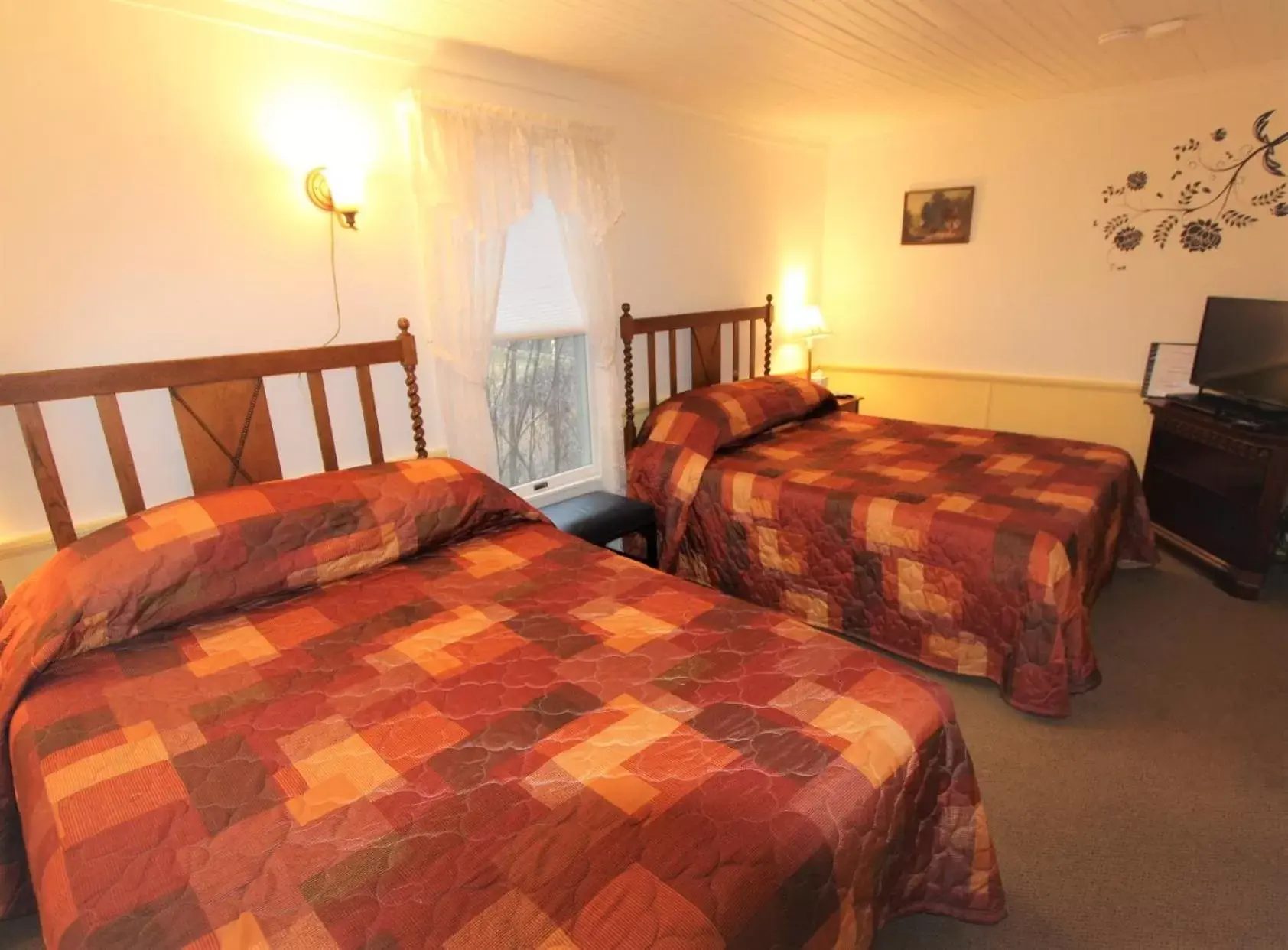 Standard room with 2 Queen Beds, Room #4 (NO Pets) in Alexander's Lodge