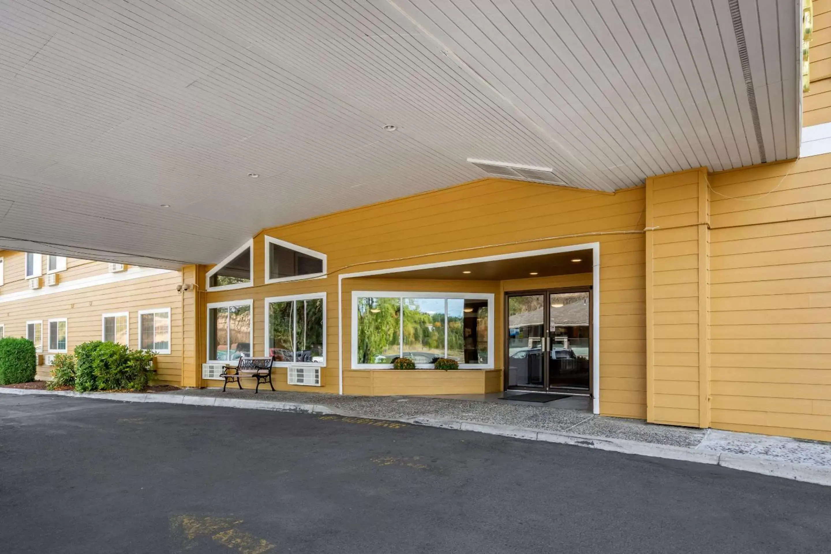 Property building in Quality Inn Paradise Creek