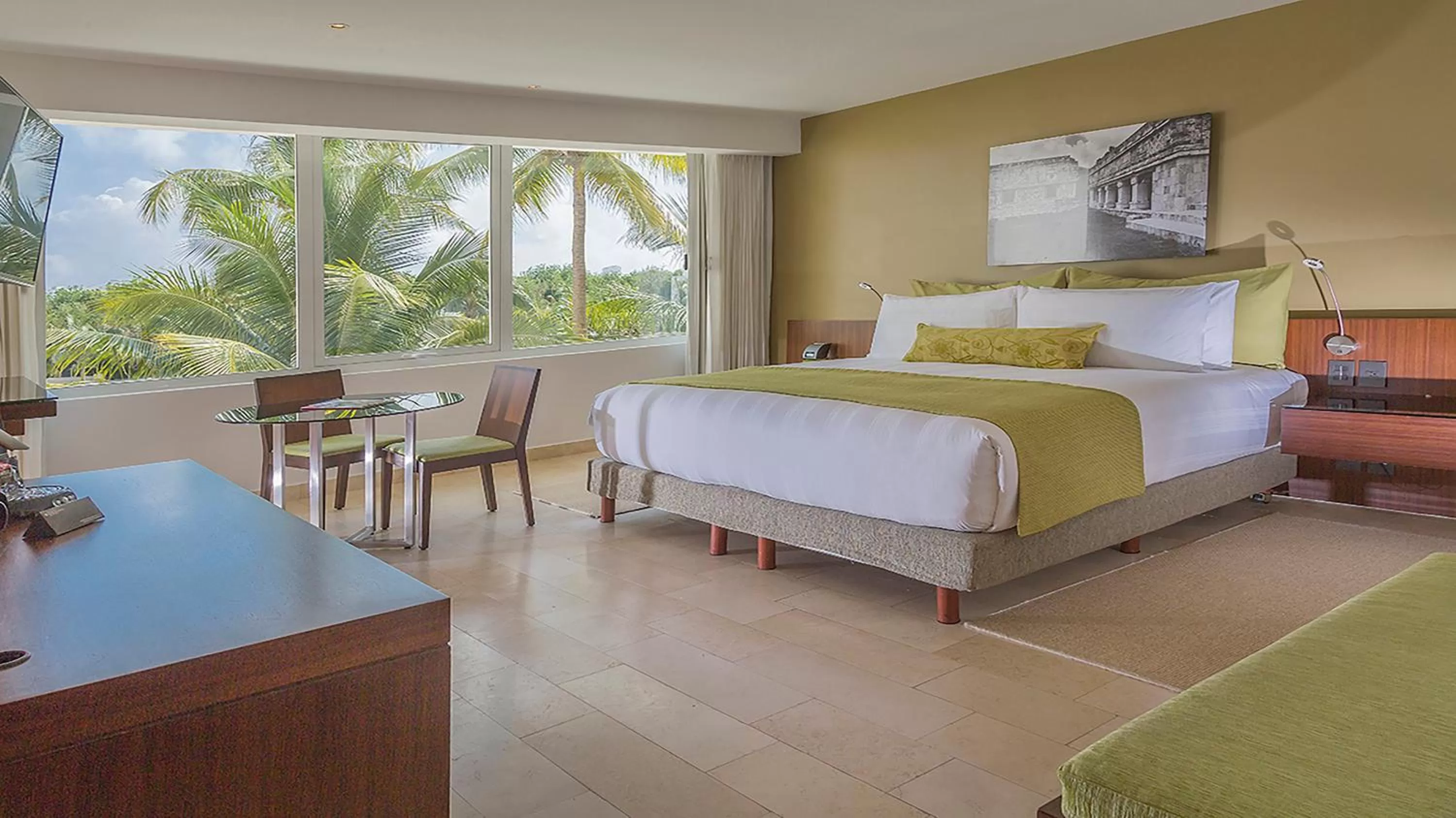 Photo of the whole room, Bed in Presidente InterContinental Cancun Resort