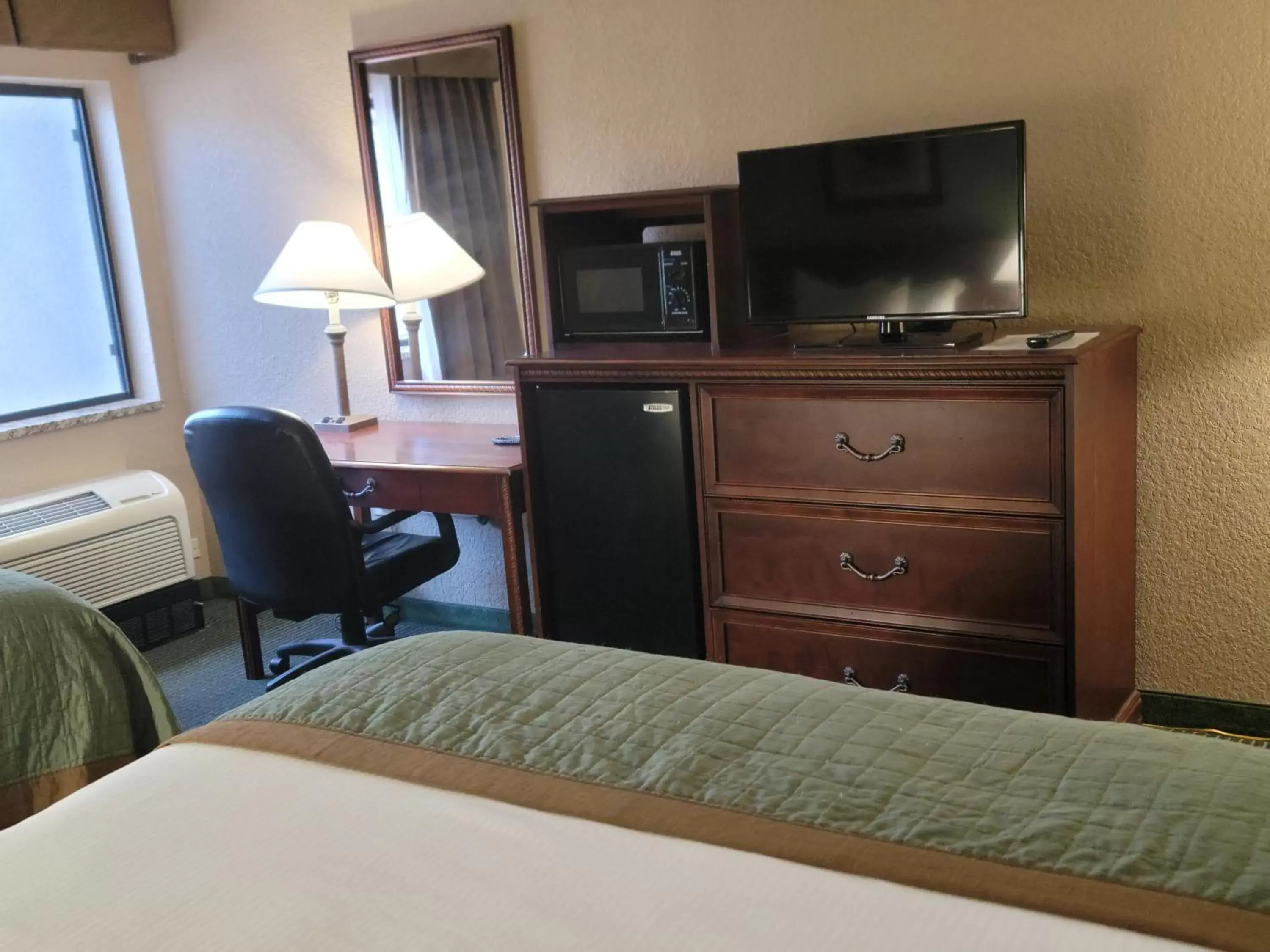 TV and multimedia, Bed in Bay Mountain Inn Cherokee Smoky Mountains TV and multimedia, Bed in Bay Mountain Inn Cherokee Smoky Mountains