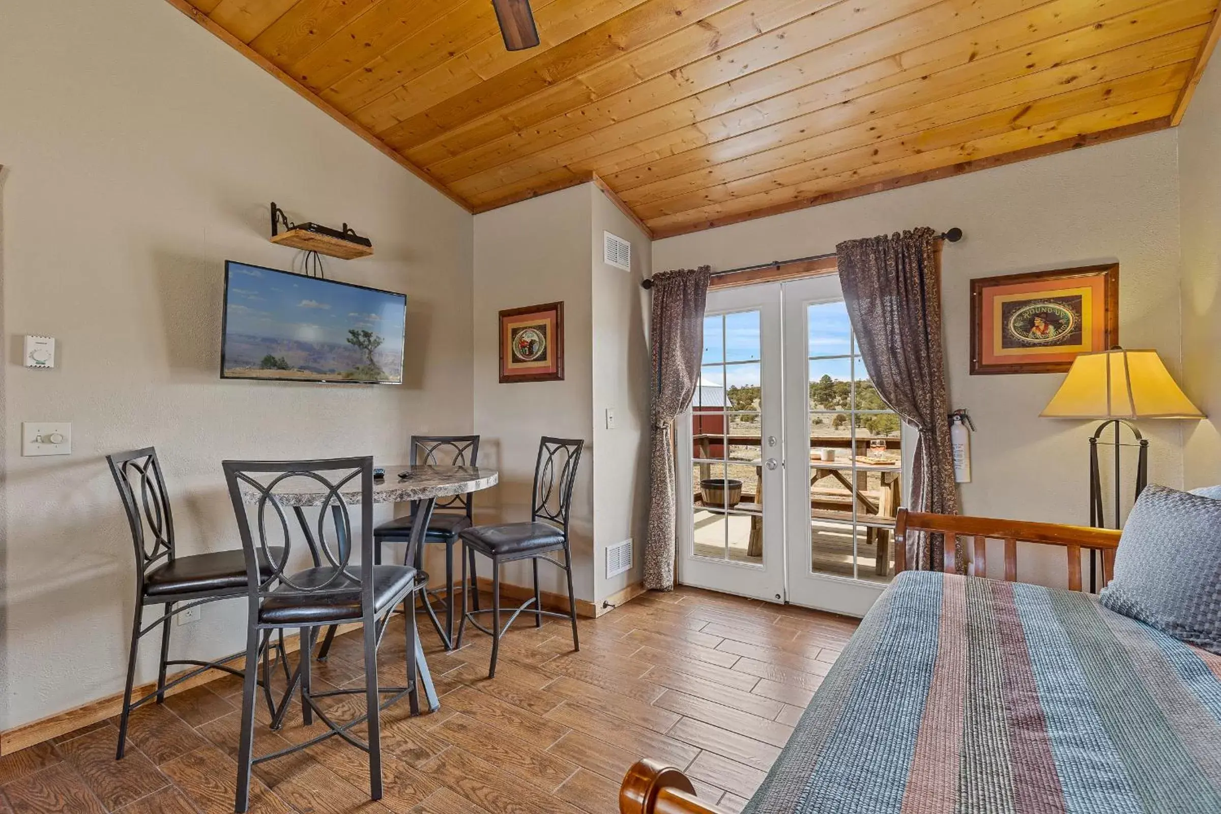 TV and multimedia, Dining Area in Trapper's Rendezvous