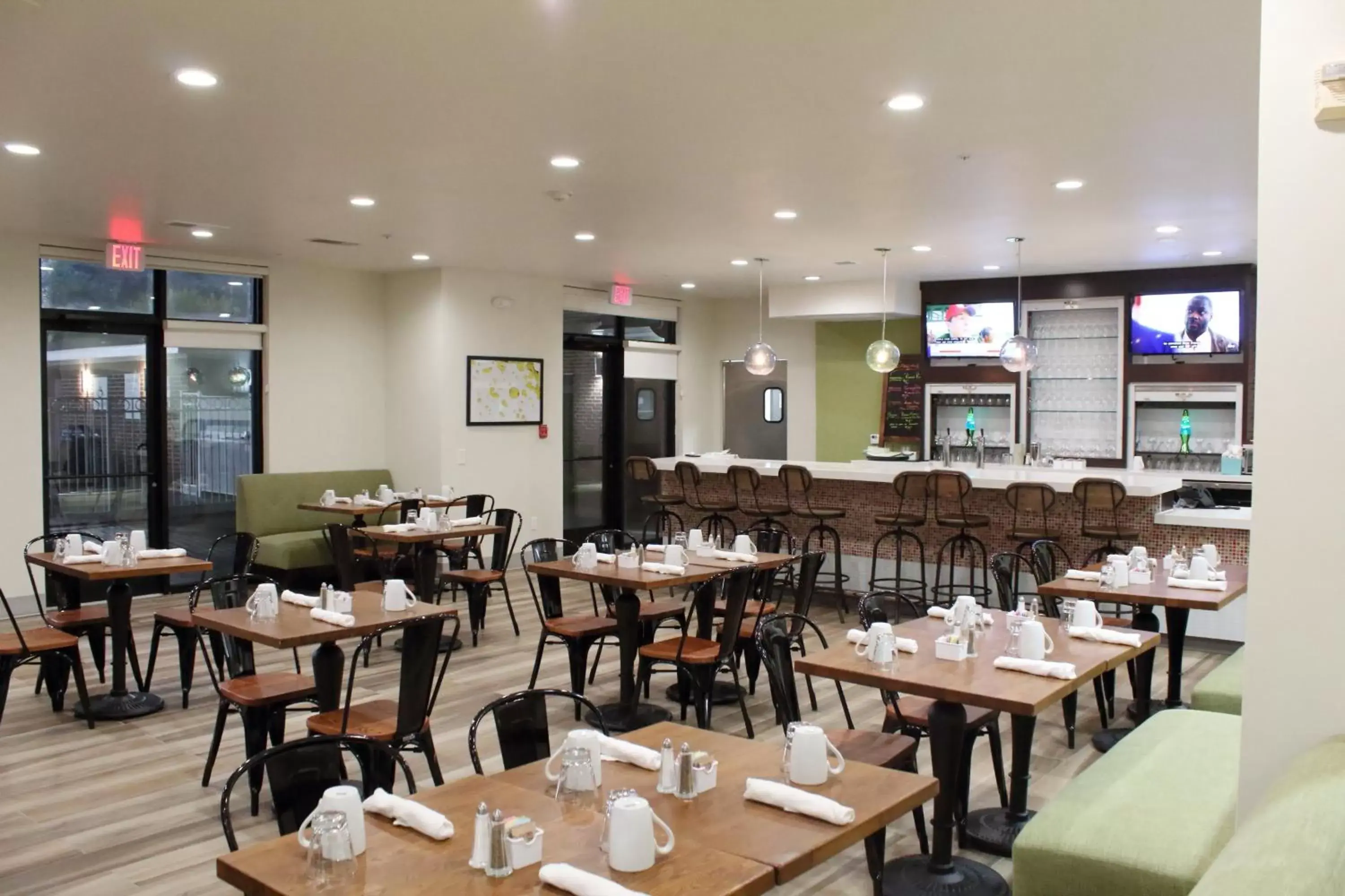 Lounge or bar, Restaurant/Places to Eat in Holiday Inn and Suites Addison, an IHG Hotel