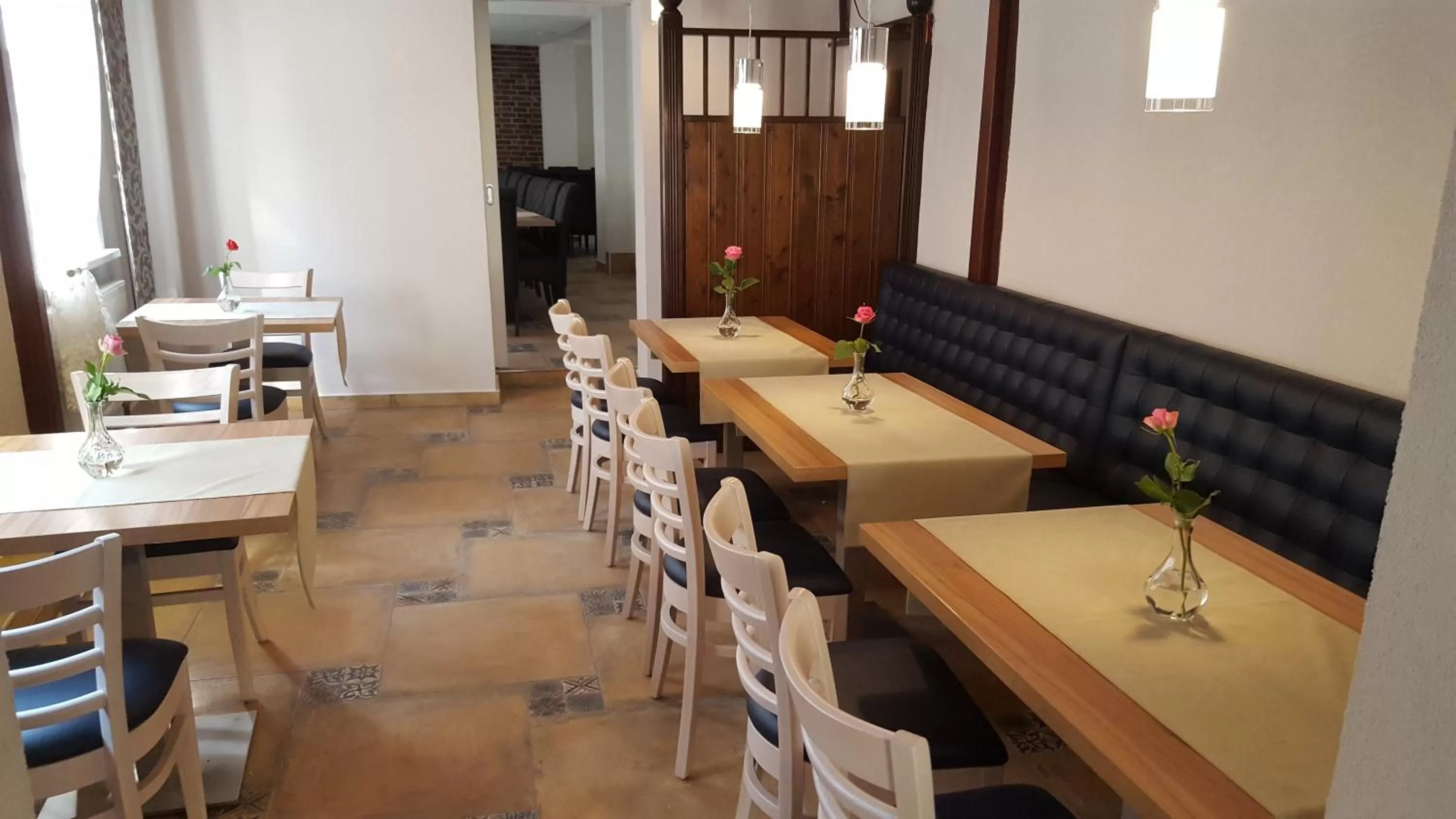 Restaurant/places to eat in Novel Hotel