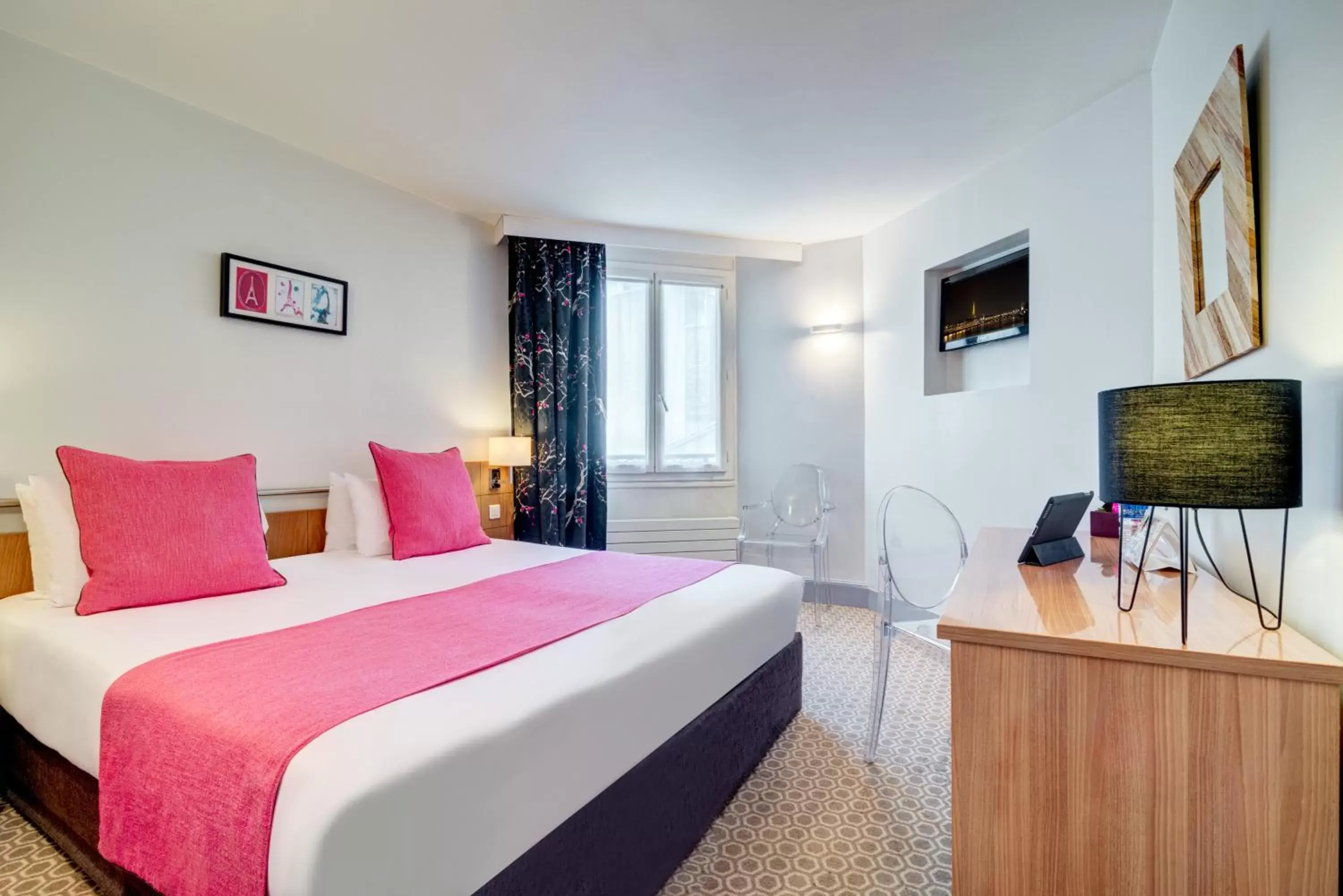 Bedroom in Hotel Caumartin Opéra - Astotel
