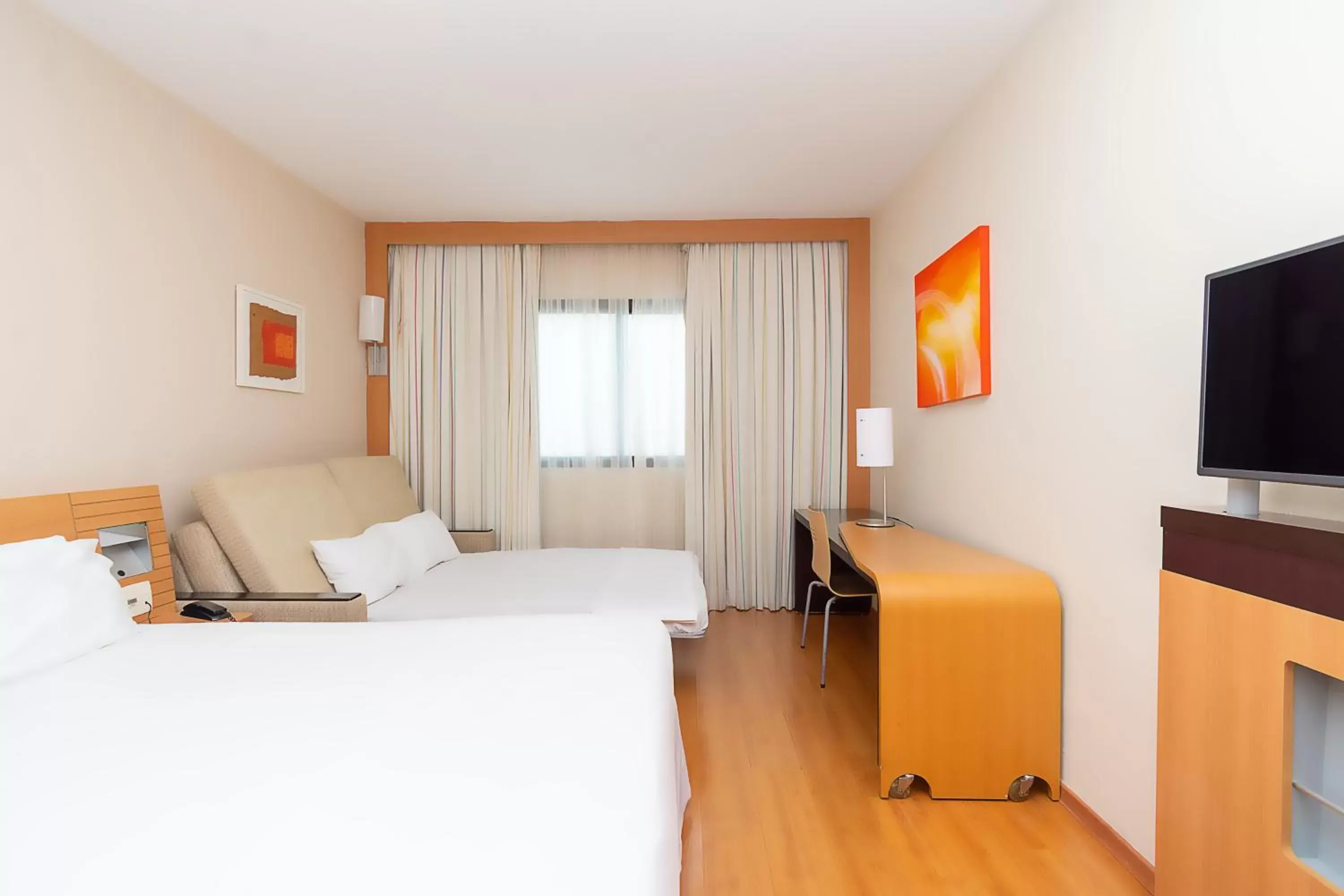 Bedroom, TV/Entertainment Center in Novotel Campo Grande