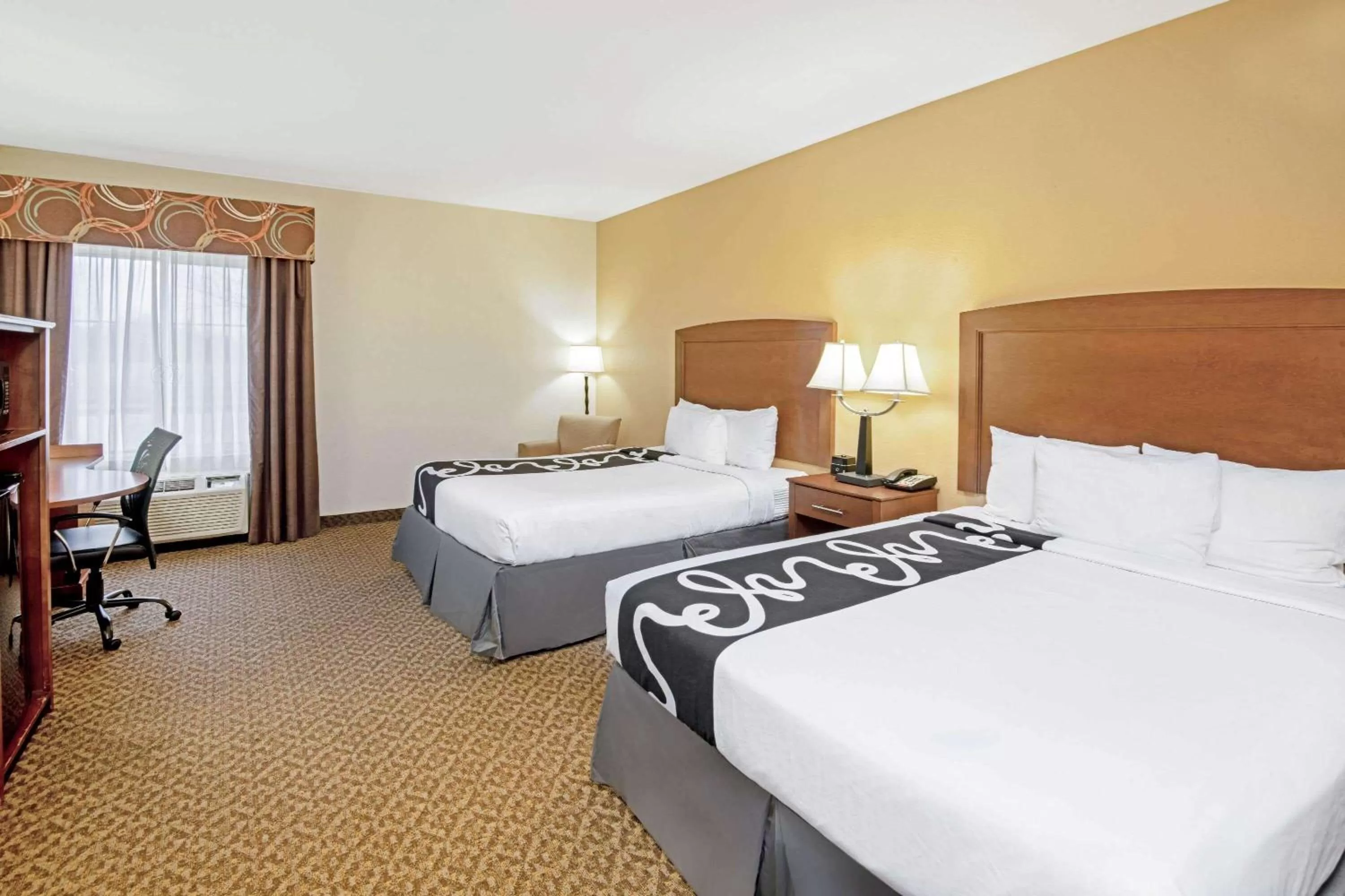 Bathroom, Bed in La Quinta by Wyndham Lawton / Fort Sill