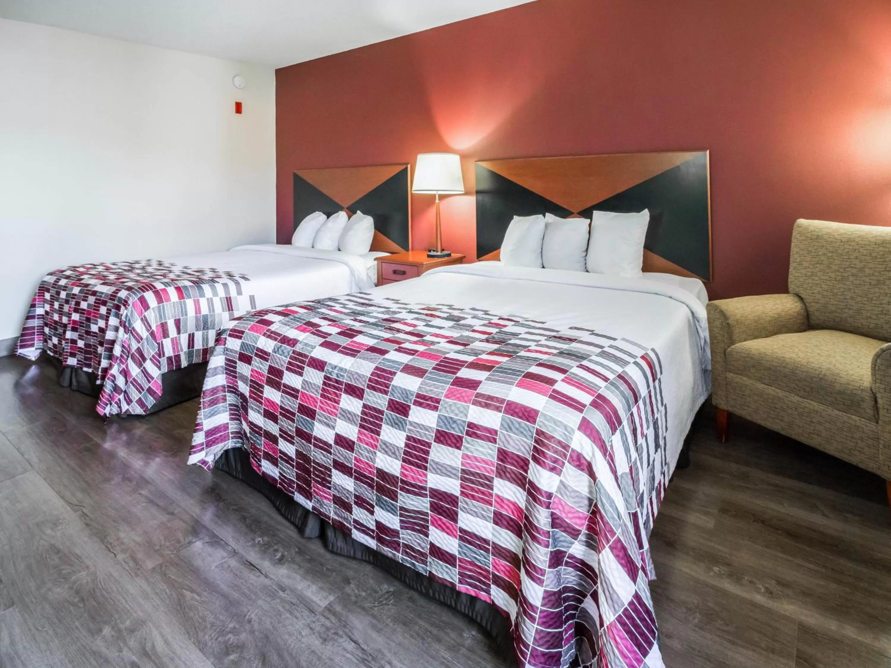 Bedroom, Bed in Red Roof Inn Etowah – Athens, TN