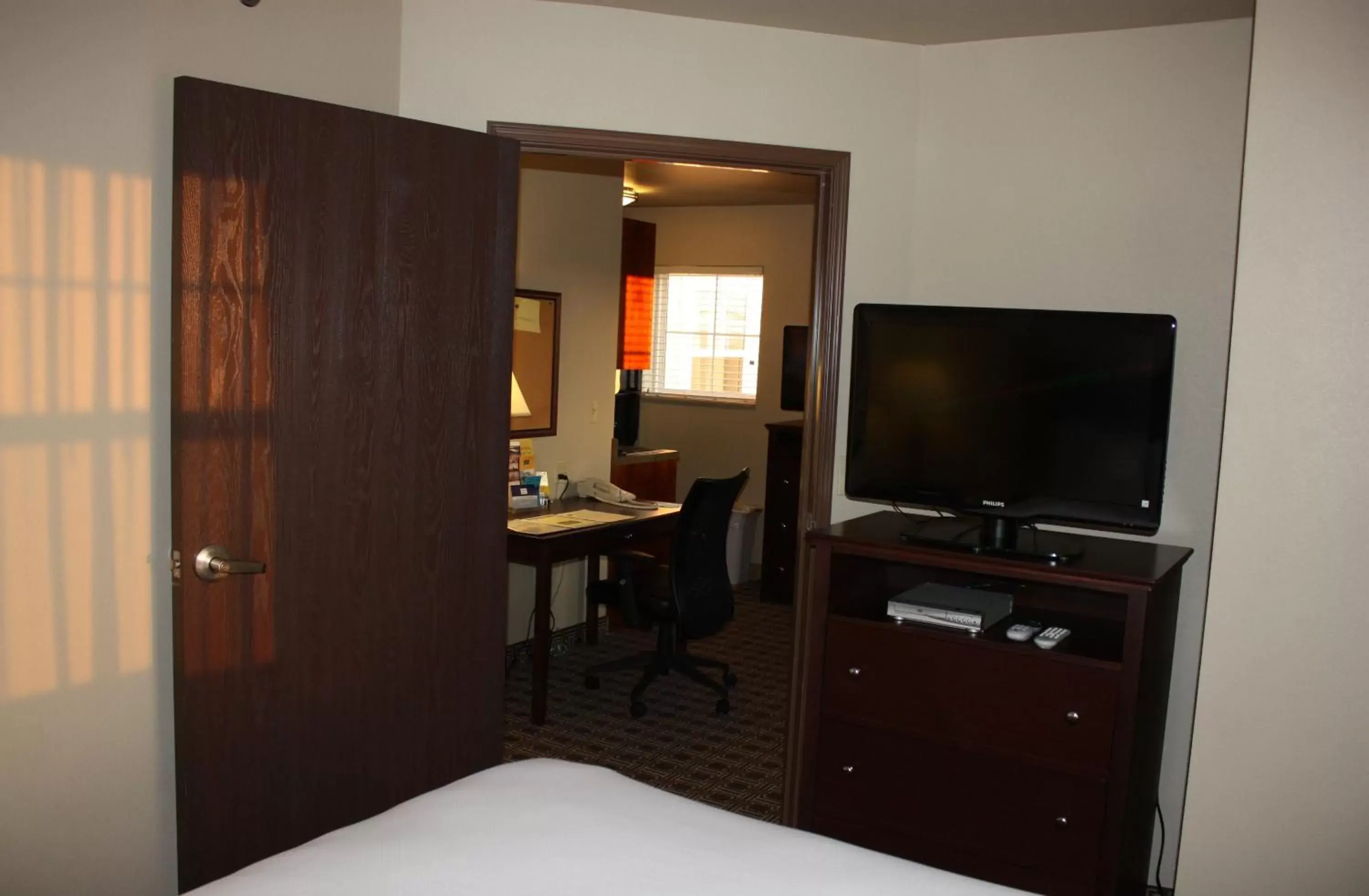 Bedroom, TV/Entertainment Center in MainStay Suites St Robert-Fort Leonard Wood